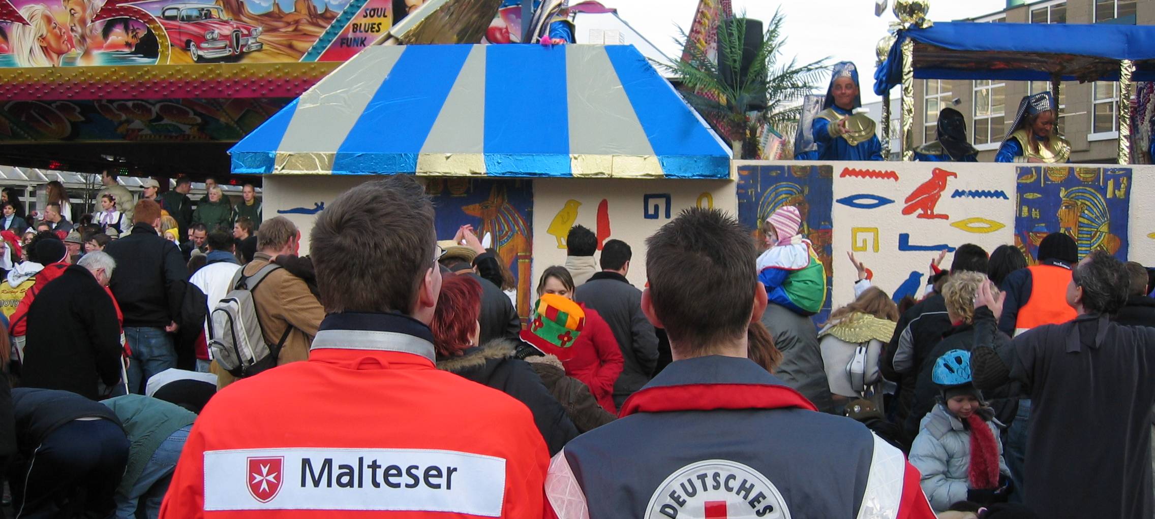 Ehrenamtler helfen im Karneval
