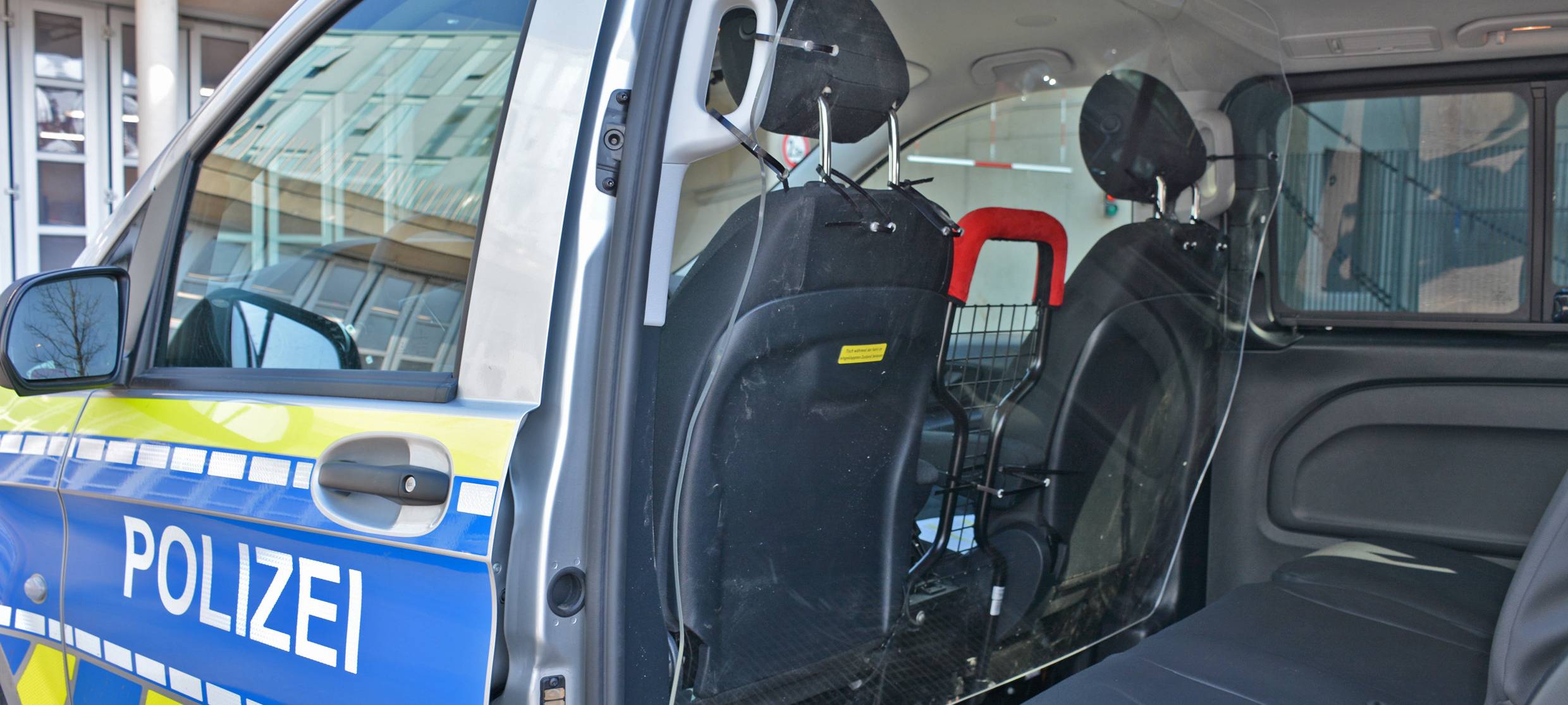 Plexiglas-Scheiben in Polizeiautos