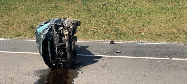 A44: Auto überschlägt sich - Fahrer flüchtet zu Fuß