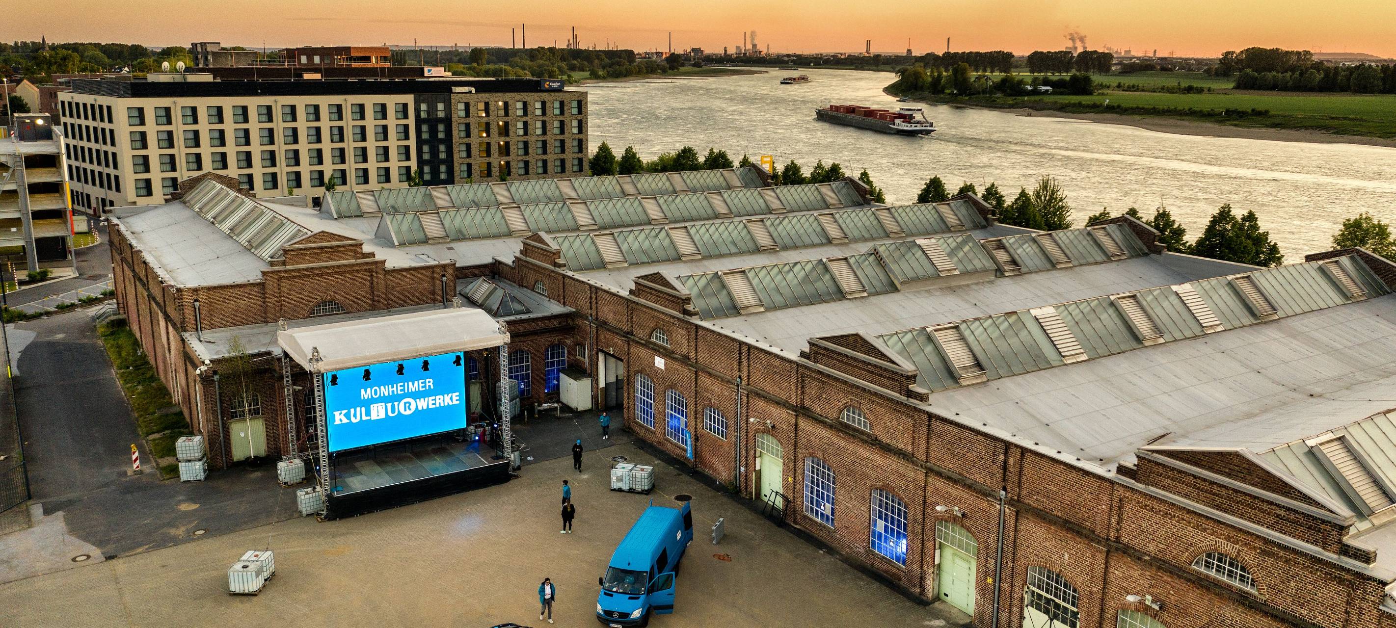 Monheim - Deutschlandweite Drive-In-Premiere via Autokino