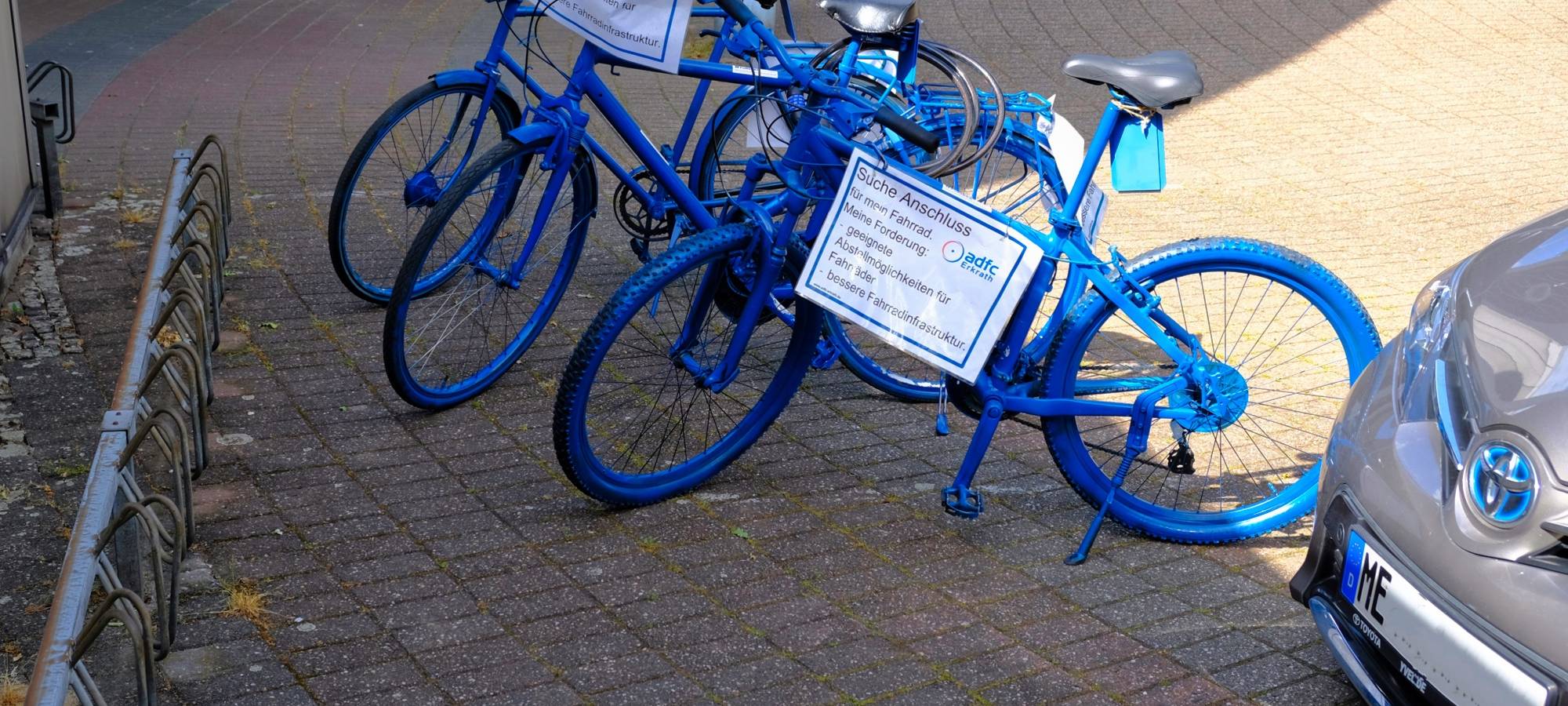 Blaue Räder gegen schlechte Stellplätze