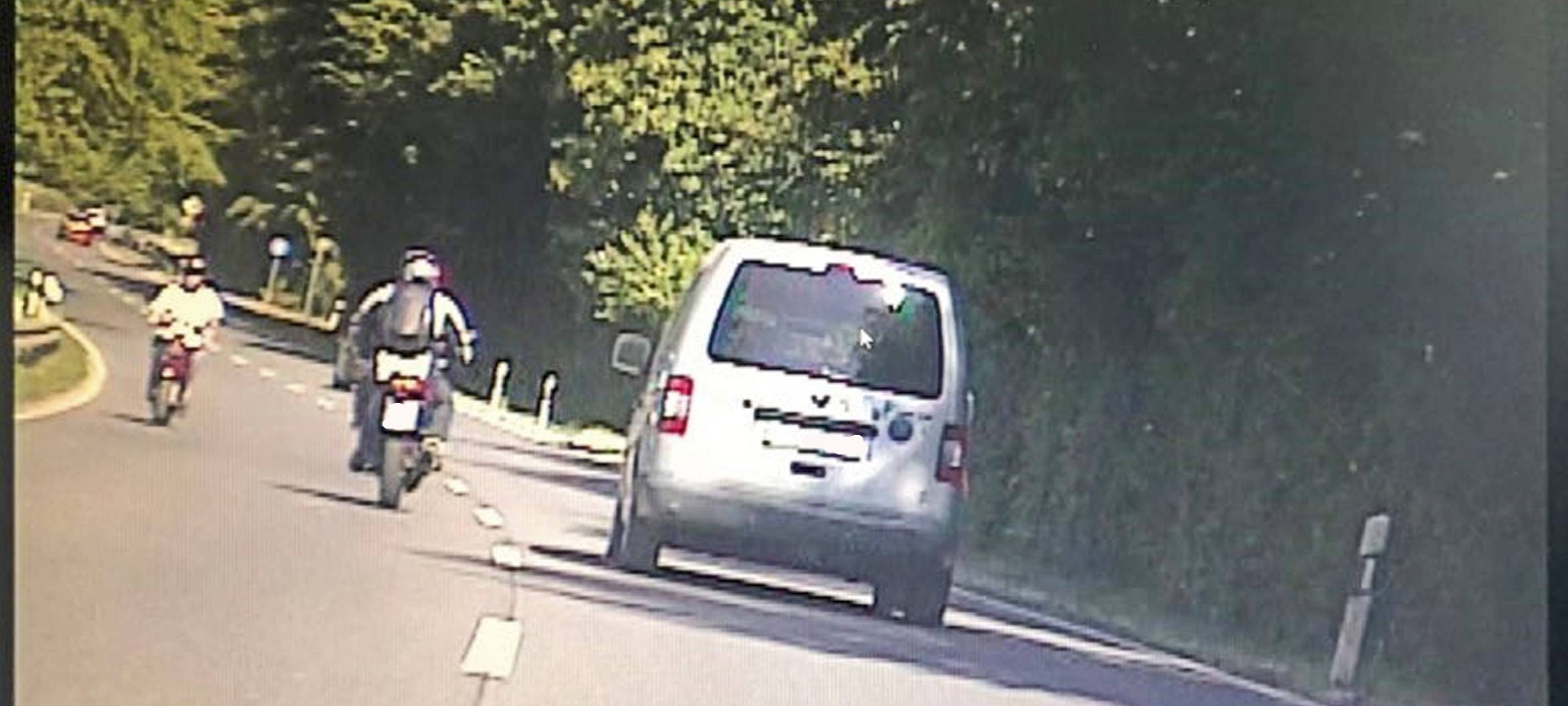 Polizei kontrolliert Motorradfahrer