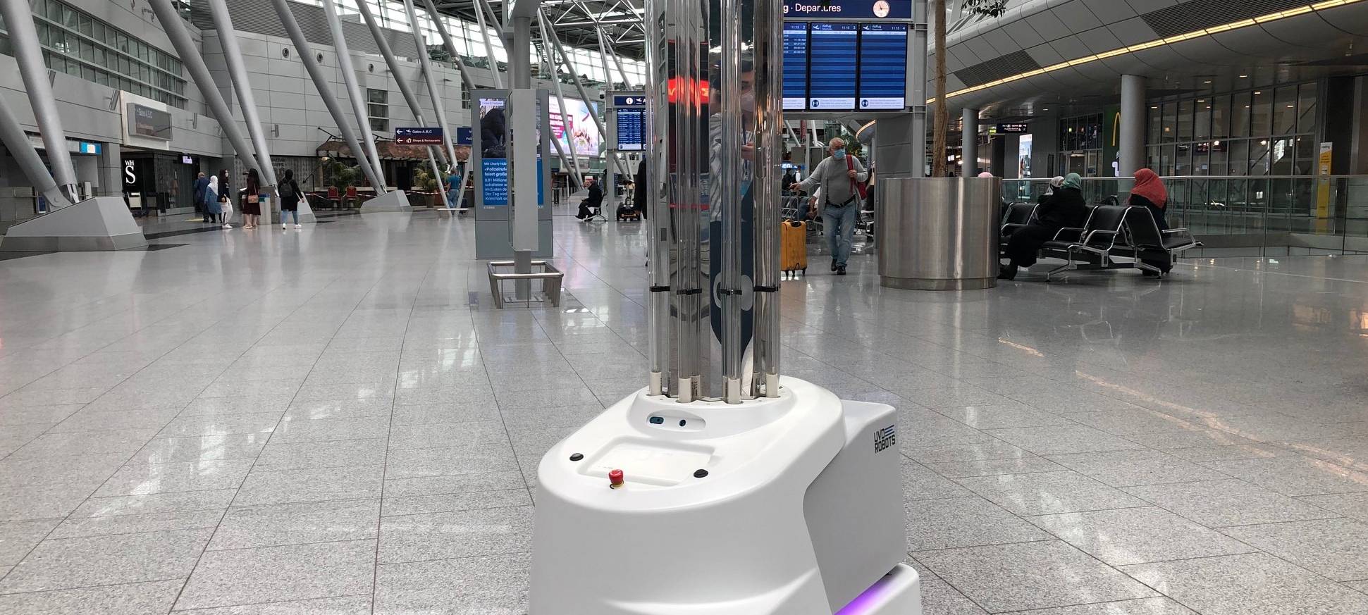 Roboter desinfiziert den Flughafen
