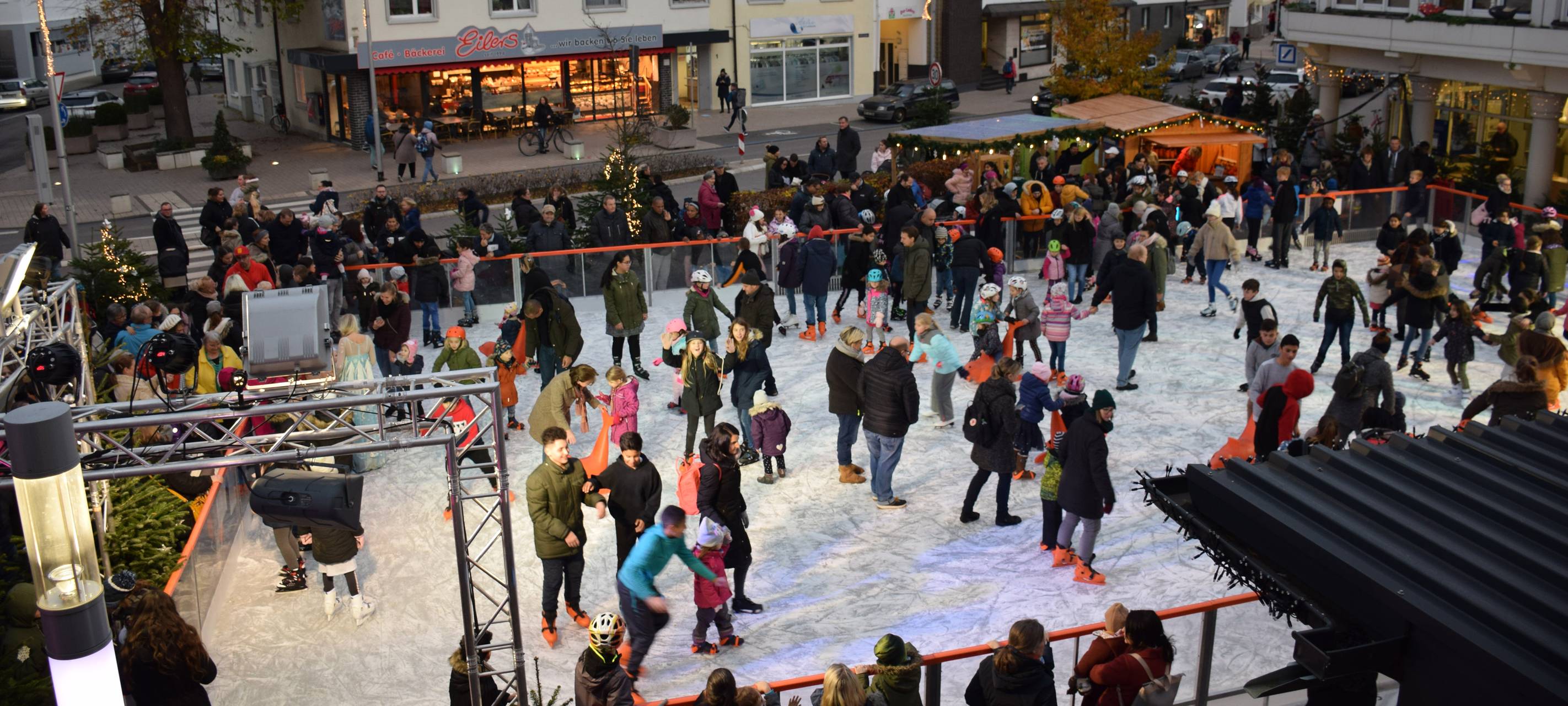 Eisbahn: Monheim zieht vor Gericht