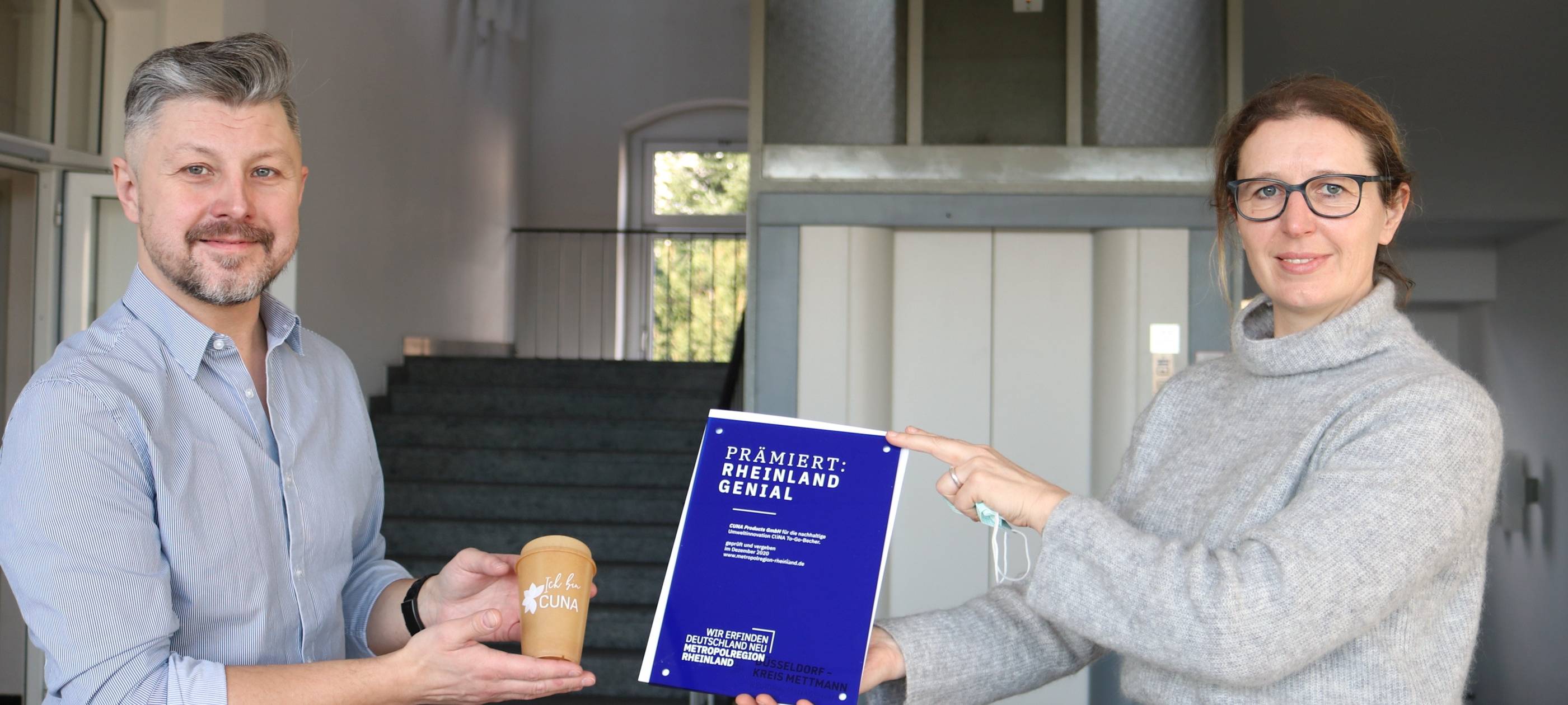 Cuna-Inhaber Rafael Dyll mit Bürgermeisterin Sandra Pietschmann