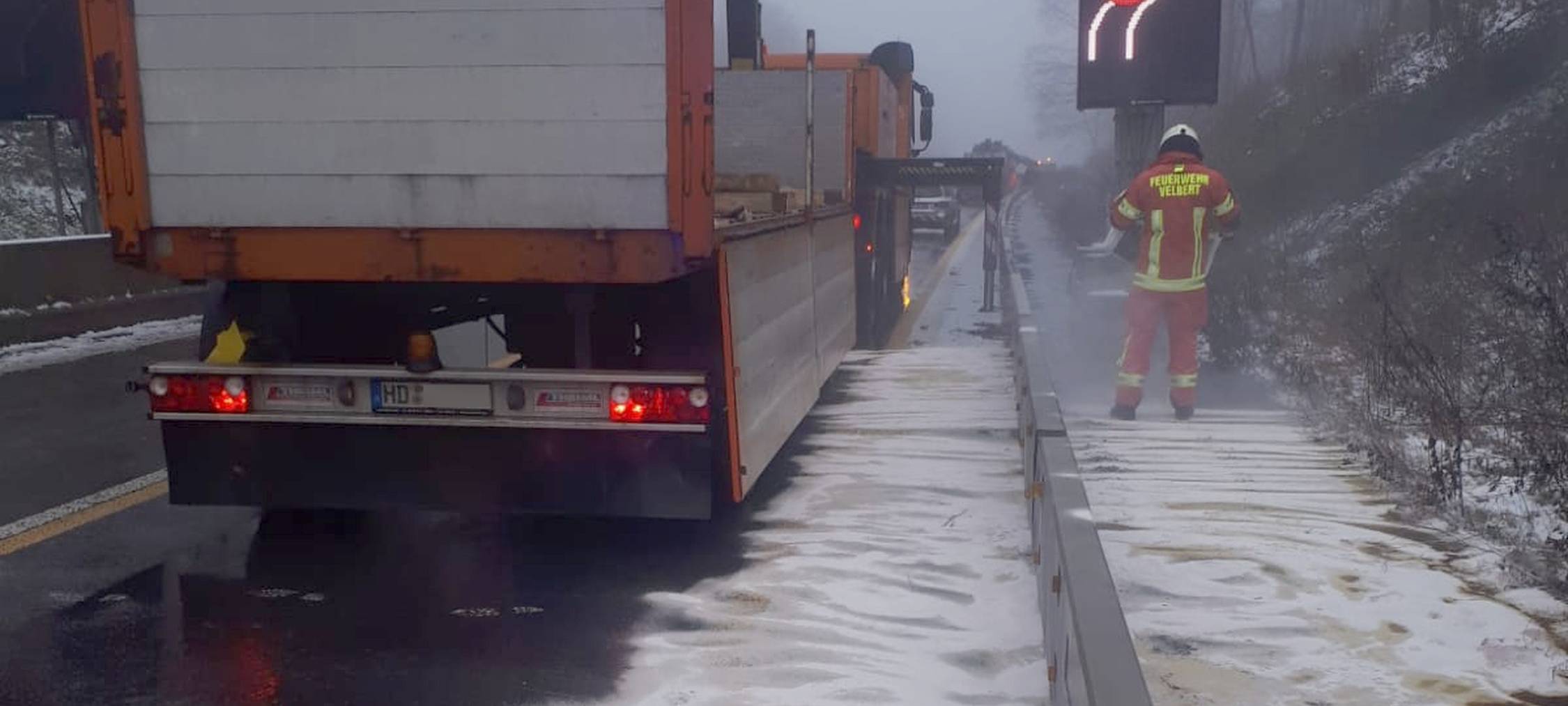 Arbeitsunfall und Ölspur auf A535