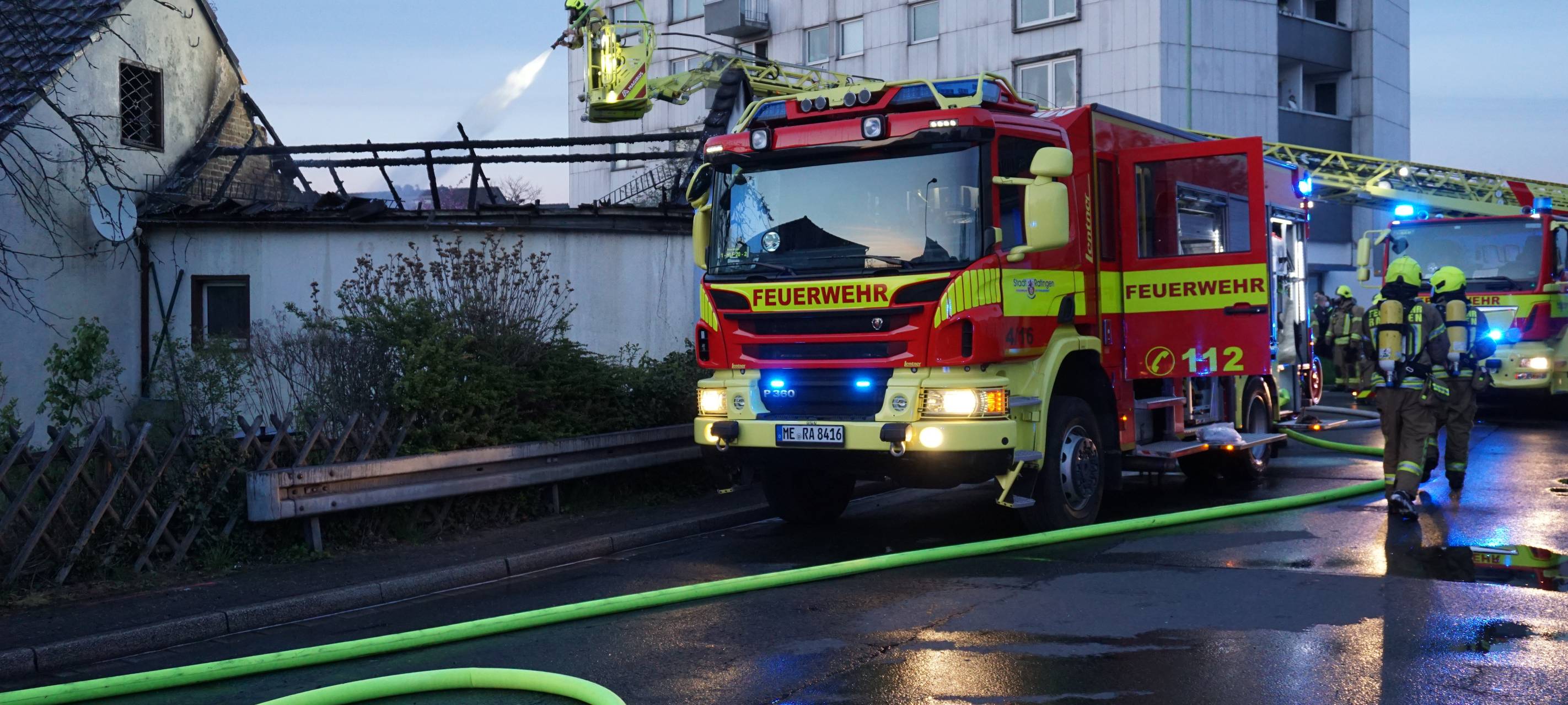 Ursache für Brand in Langenfelder Recyclinghalle weiter unklar