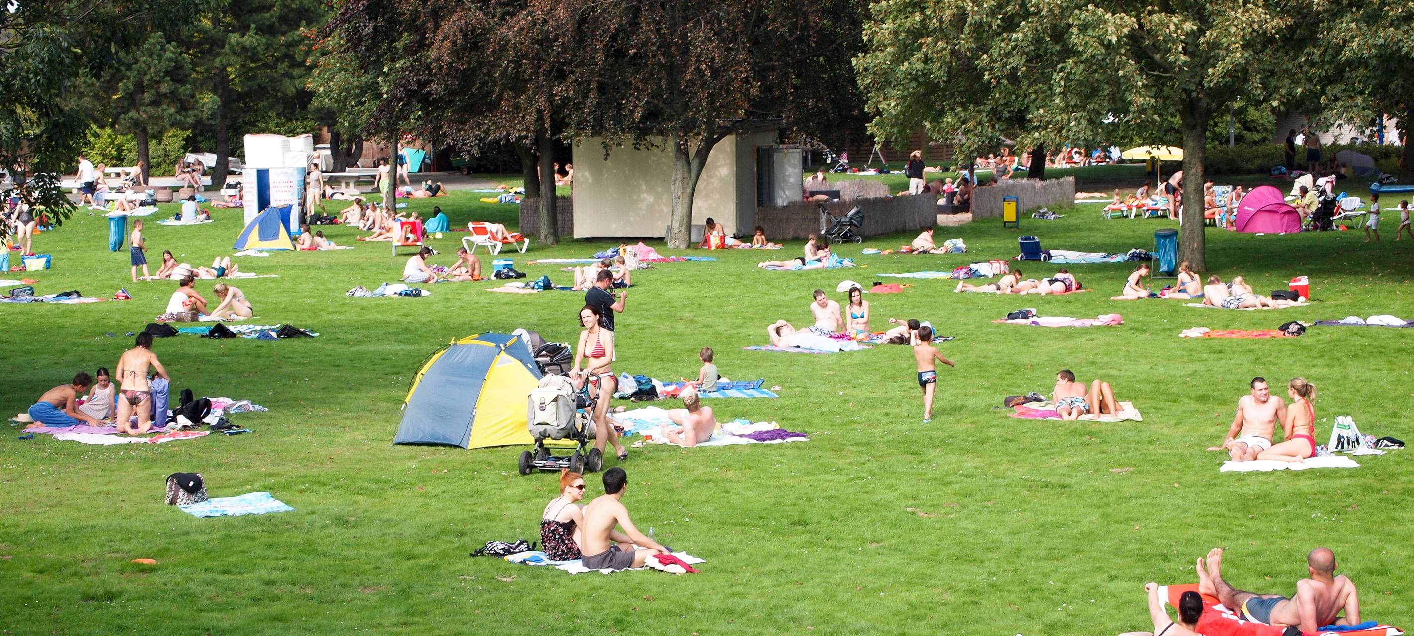 Düsseldorf: Sicherheitspersonal im Rheinbad