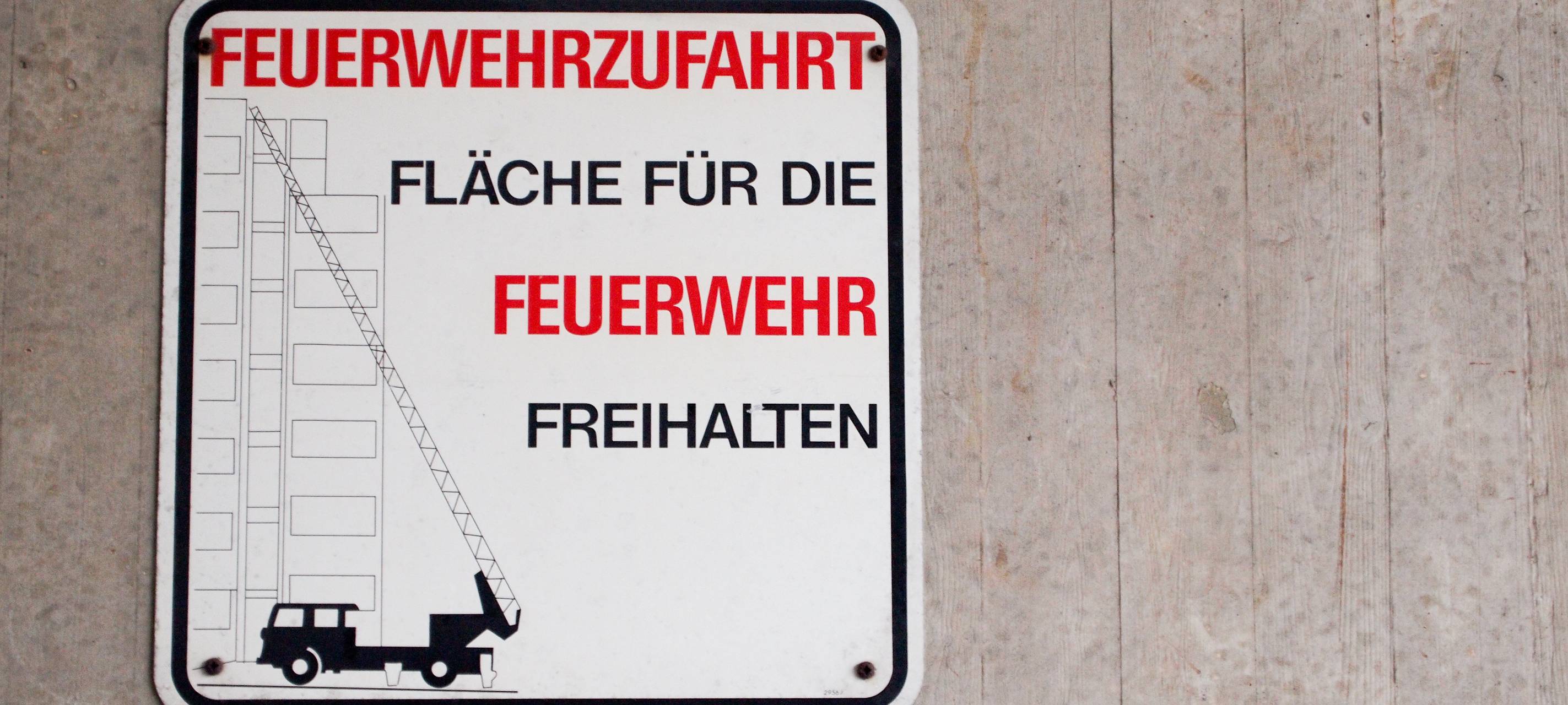 Handwerker sitzt in 23 Metern Höhe fest