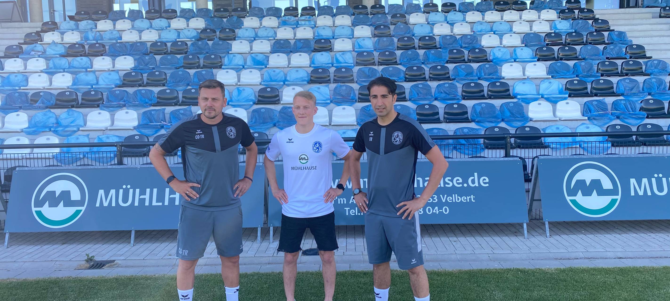 Timo Achenbach (Co-Trainer), Jonas Erwig-Drüppel (Stürmer) und Hüzeyfe Doğan (Trainer)