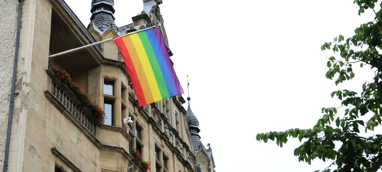Die Regenbogenflaggge wird gehisst