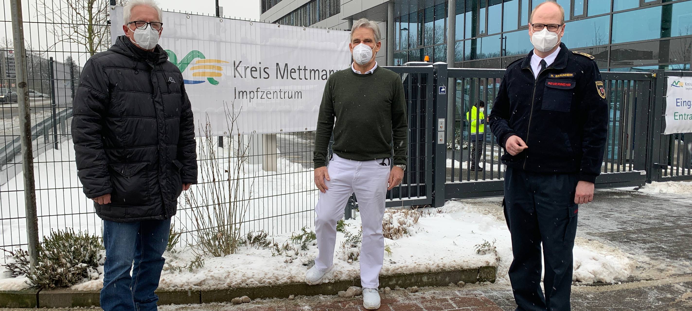 Landrat Thomas Hendele; Dr. Thomas Nasse; Mirko Braunheim vor dem Erkrather Impfzentrum. Foto: Kreis Mettmann
