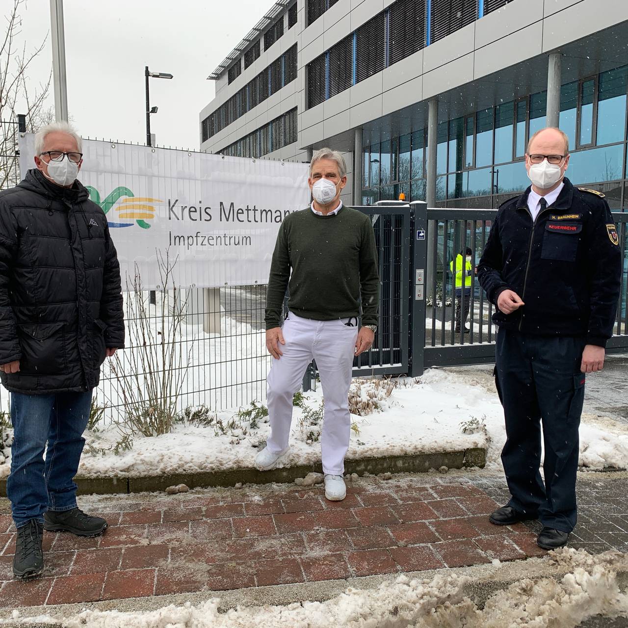 Landrat Thomas Hendele; Dr. Thomas Nasse; Mirko Braunheim vor dem Erkrather Impfzentrum. Foto: Kreis Mettmann