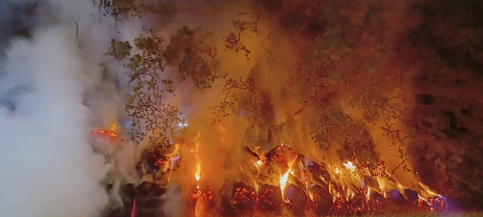 150 Strohballen in Flammen