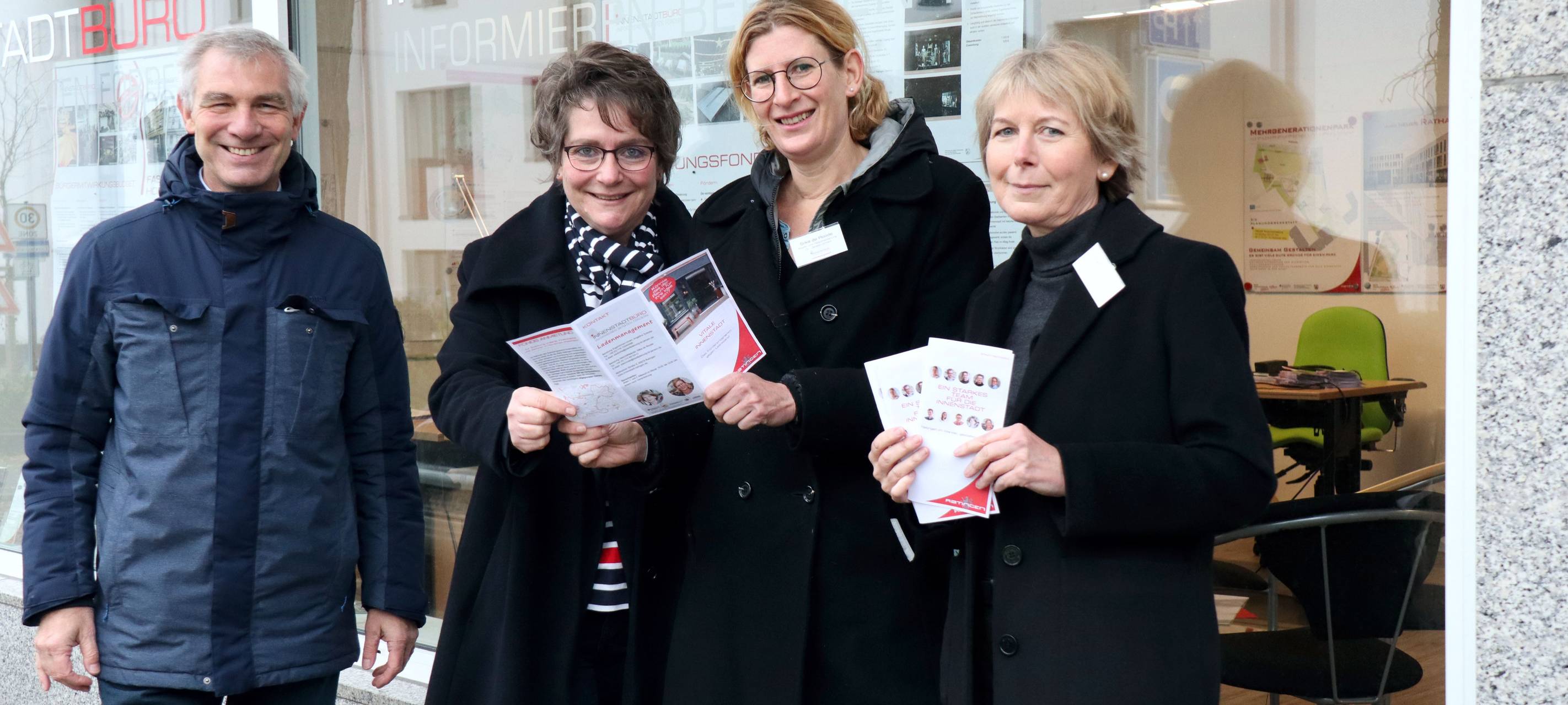 Bürgermeister Klaus Pesch und die Technische Beigeordnete Petra Cremer gaben den Startschuss für das neue Ladenmanagement, um das sich Silke de Roode (2. v.r.) und Angelina Sobotta (rechts) kümmern