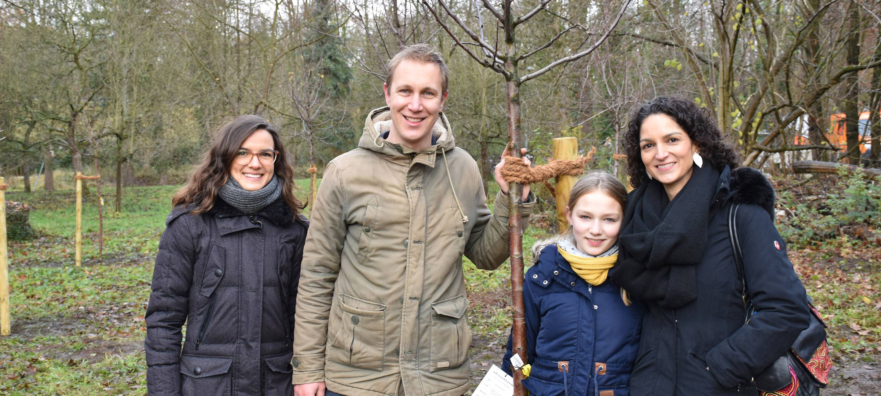 Die in Kolumbien aufgewachsene Angélica García und Tochter Indira (r.) mit der städtischen Abteilungsleiterin für Interkulturalität und Städtepartnerschaften Annika Patz (l.) und Bürgermeister Daniel Zimmermann. Vor dem Start gab es eine kleine Einweisung für die Baum-Spenderinnen und -Spender, die zur Pflanzaktion gekommen waren - die nächste findet im kommenden Frühling statt
