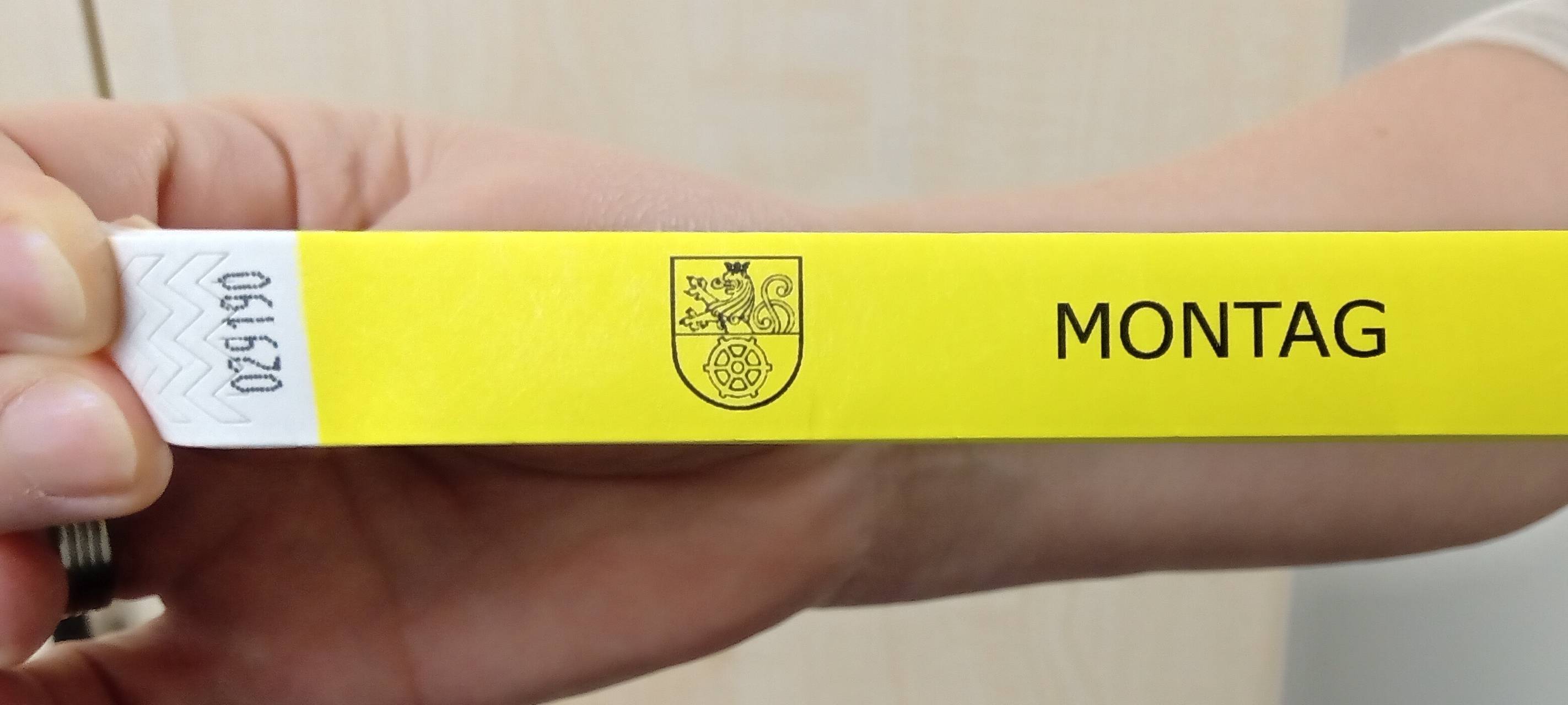 Diese Armbändchen erleichtern die 2G-Kontrolle im Einzelhandel (hier: Beispiel Ratingen)