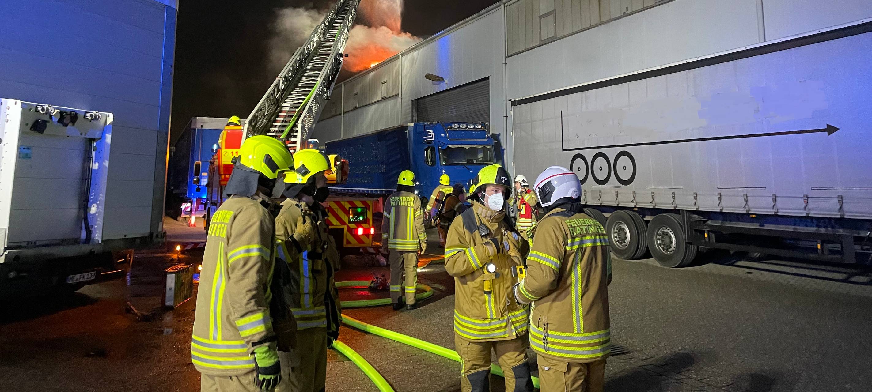 Brennende Lagerhalle sorgt für Einsatz der Ratinger Feuerwehr