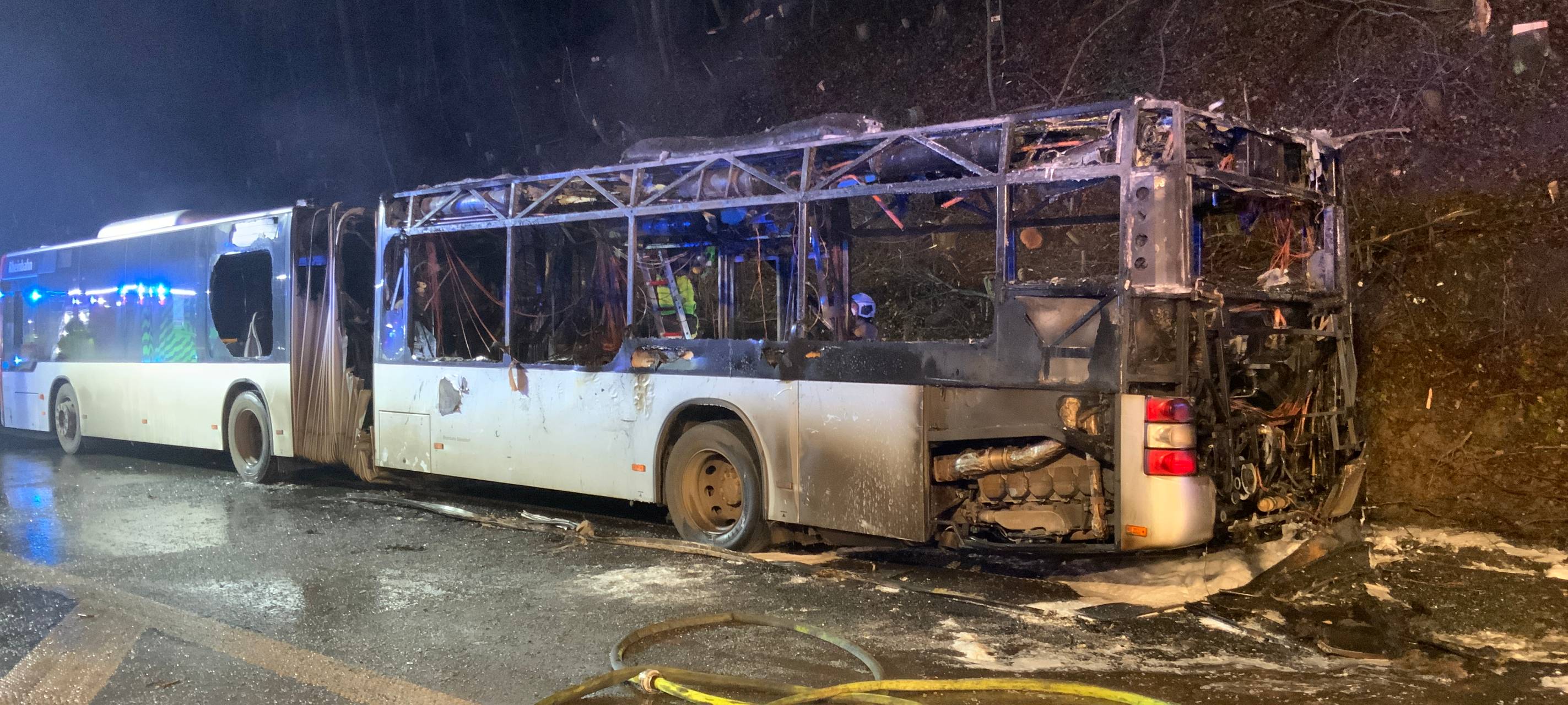 Ratingen: Brennender Linienbus verursacht Vollsperrung der A3