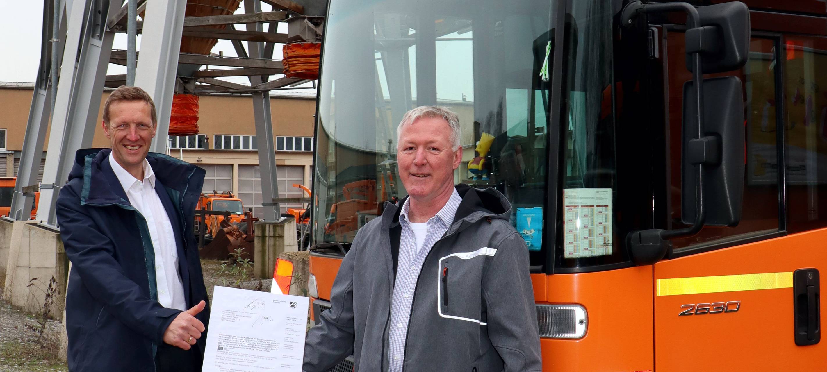 Stadtkämmerer und Umweltdezernent Martin Gentzsch (links) und Stefan Elias, Abteilungsleiter im Amt Kommunale Dienste, freuen sich über den Förderbescheid des Landes für die Anschaffung von zwei wasserstoffbetriebenen Müllfahrzeugen.