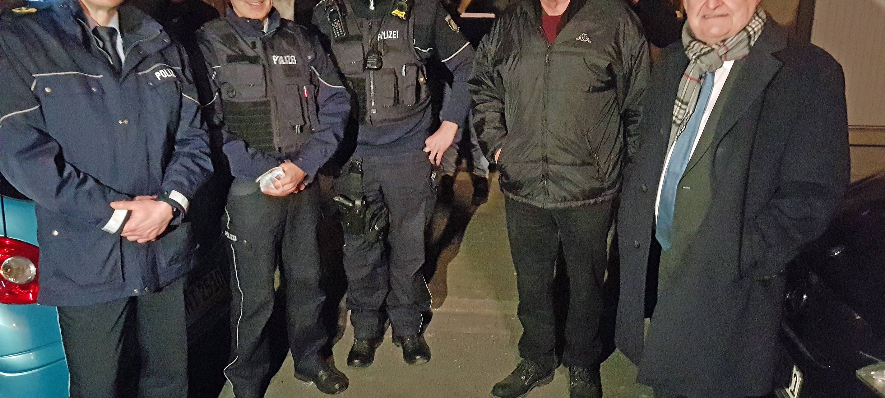 Innenminister Herbert Reul und Landrat Thomas Hendele überzeugten sich selbst vor Ort von dem Einsatz in Velbert.