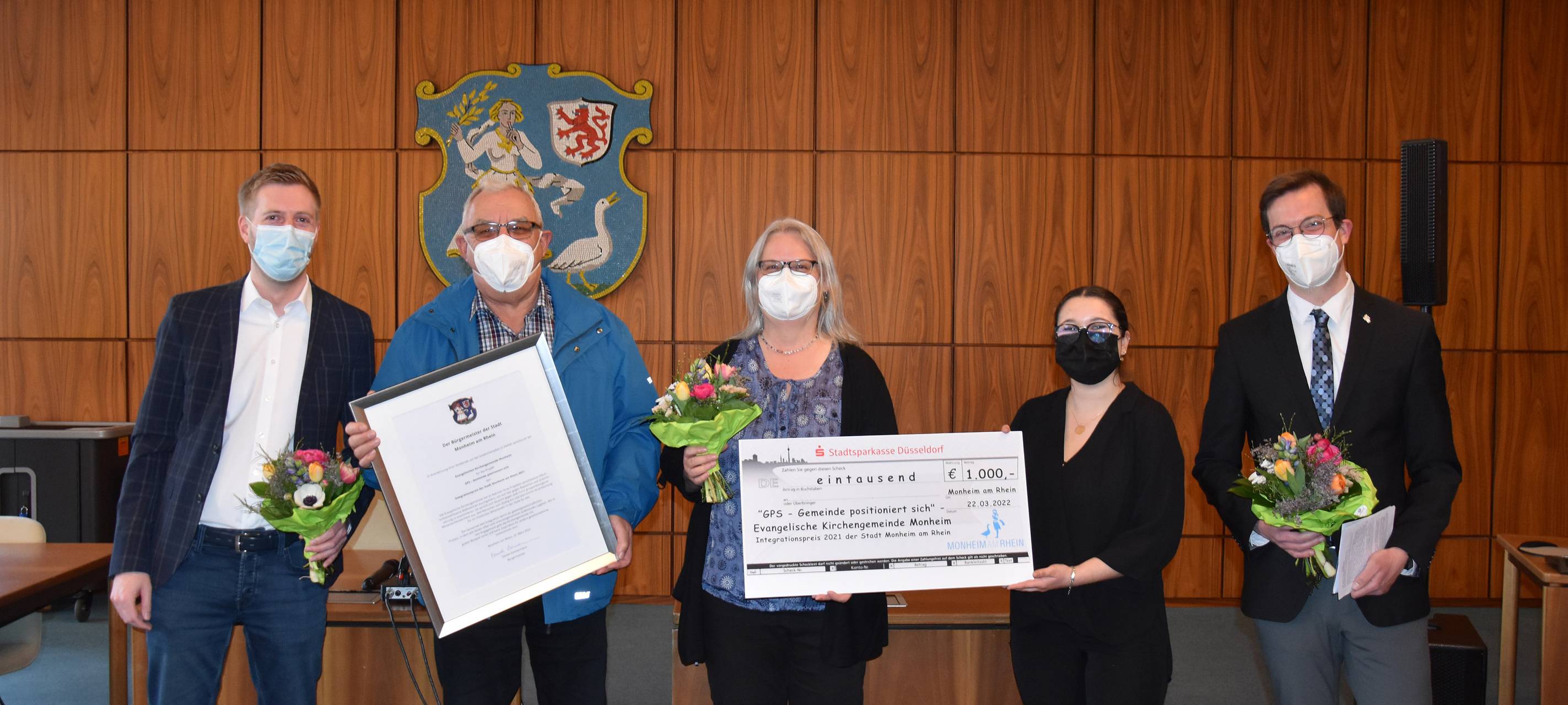 Dieter Franklin (2.v.l.) und Renate Schulz nehmen die mit 1.000 Euro dotierte Auszeichnung von Melissa Ergen, Vorsitzende des Integrationsrats, entgegen.