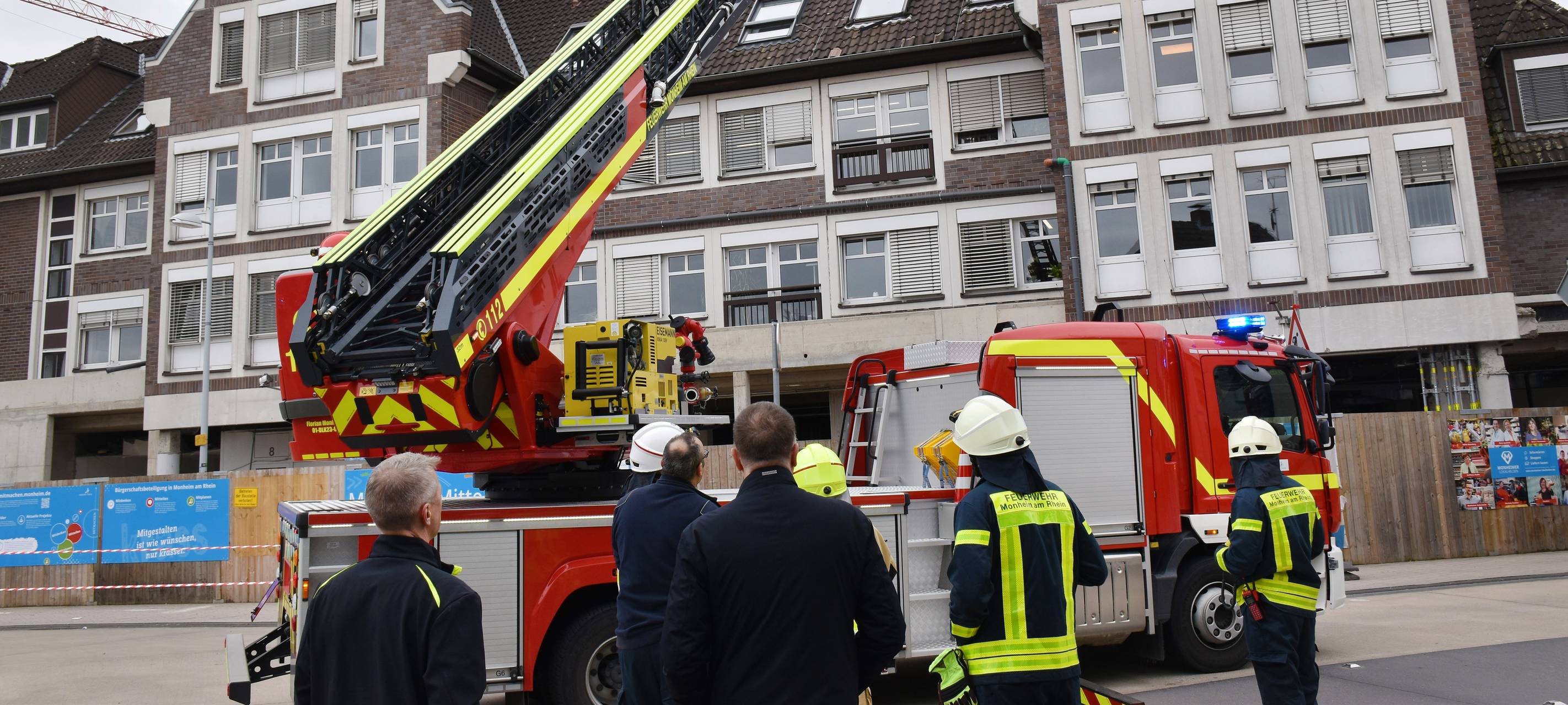 Kran beschädigt Monheimer Rathaus