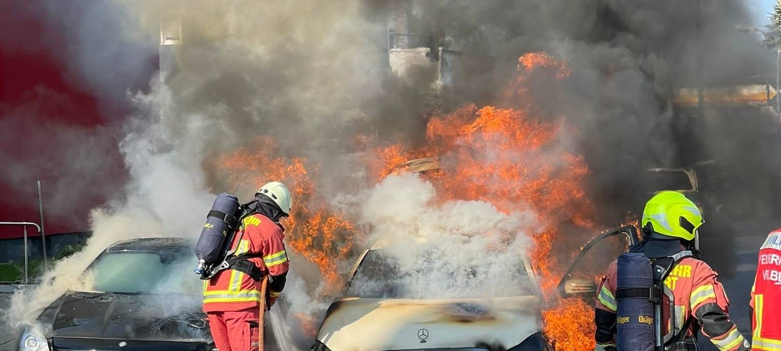 Velbert: Taxi kompett ausgebrannt