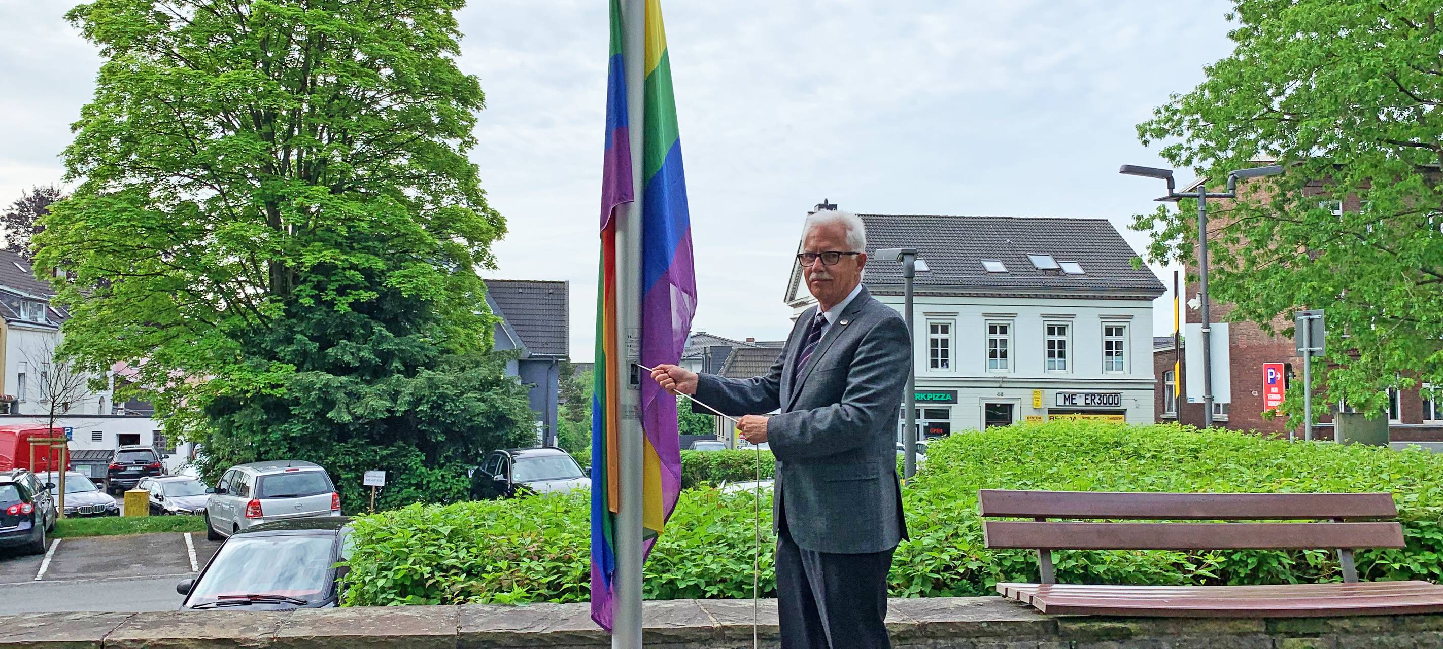 Regenbogenflagge gegen Homophobie und Transphobie