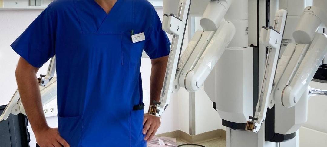 Dr. med. Siad Odeh vor dem „da Vinci-X®“-Operationssystem, welches zunächst zu Schulungszwecken außerhalb des OPs aufgebaut ist.