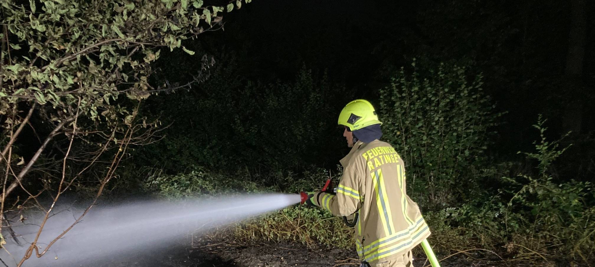 Feuerwehr löscht Waldbrand in Ratingen-Hösel