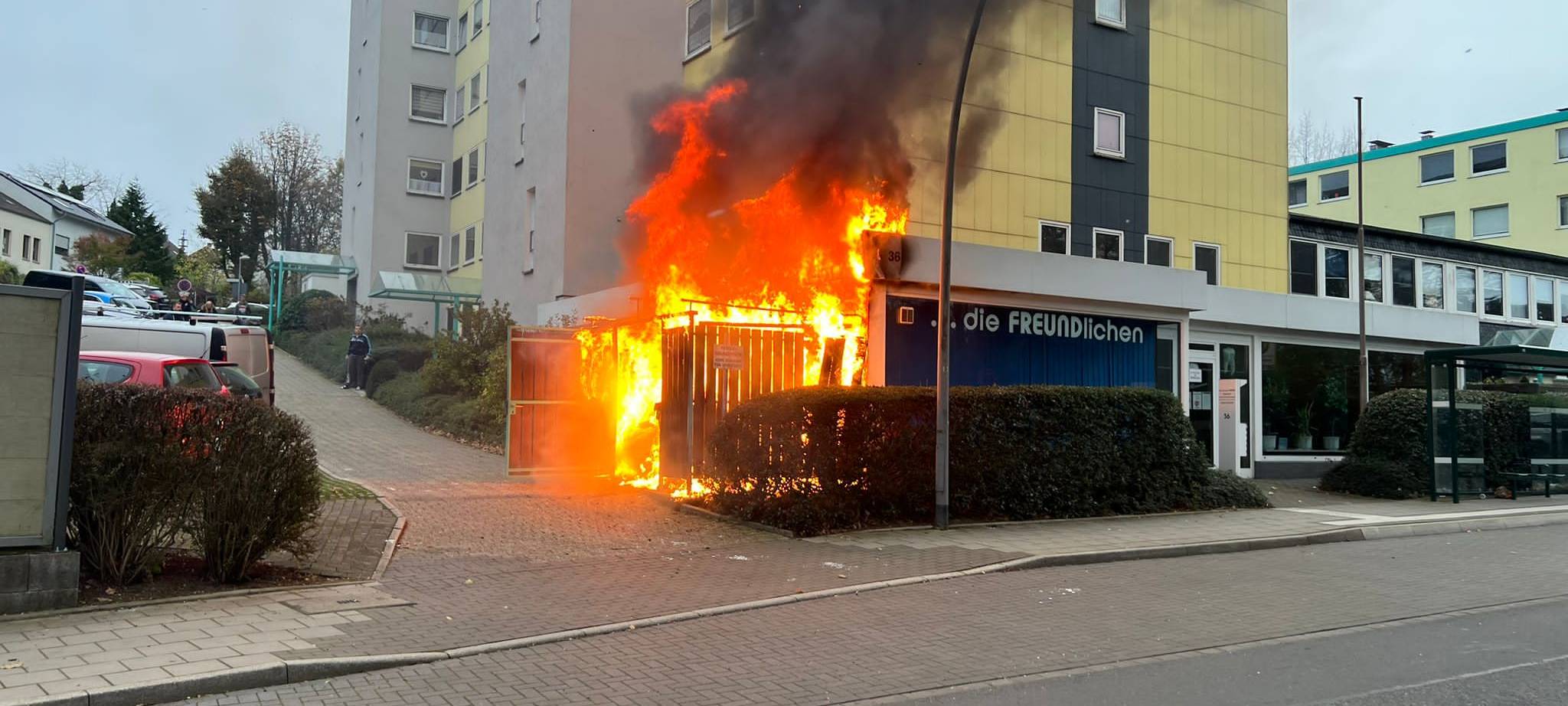 Feuer in Mülltonne: Velberter Feuerwehr verhindert Großbrand