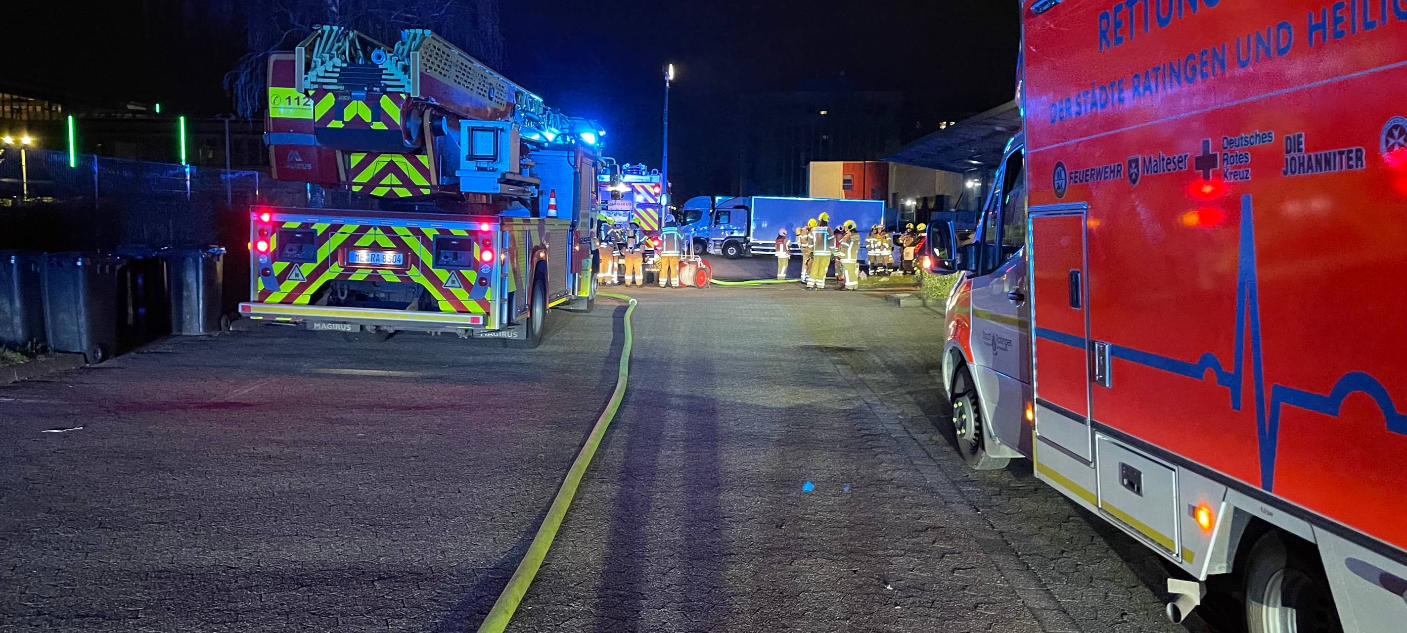 Ratingen: Brand in Lagerhalle