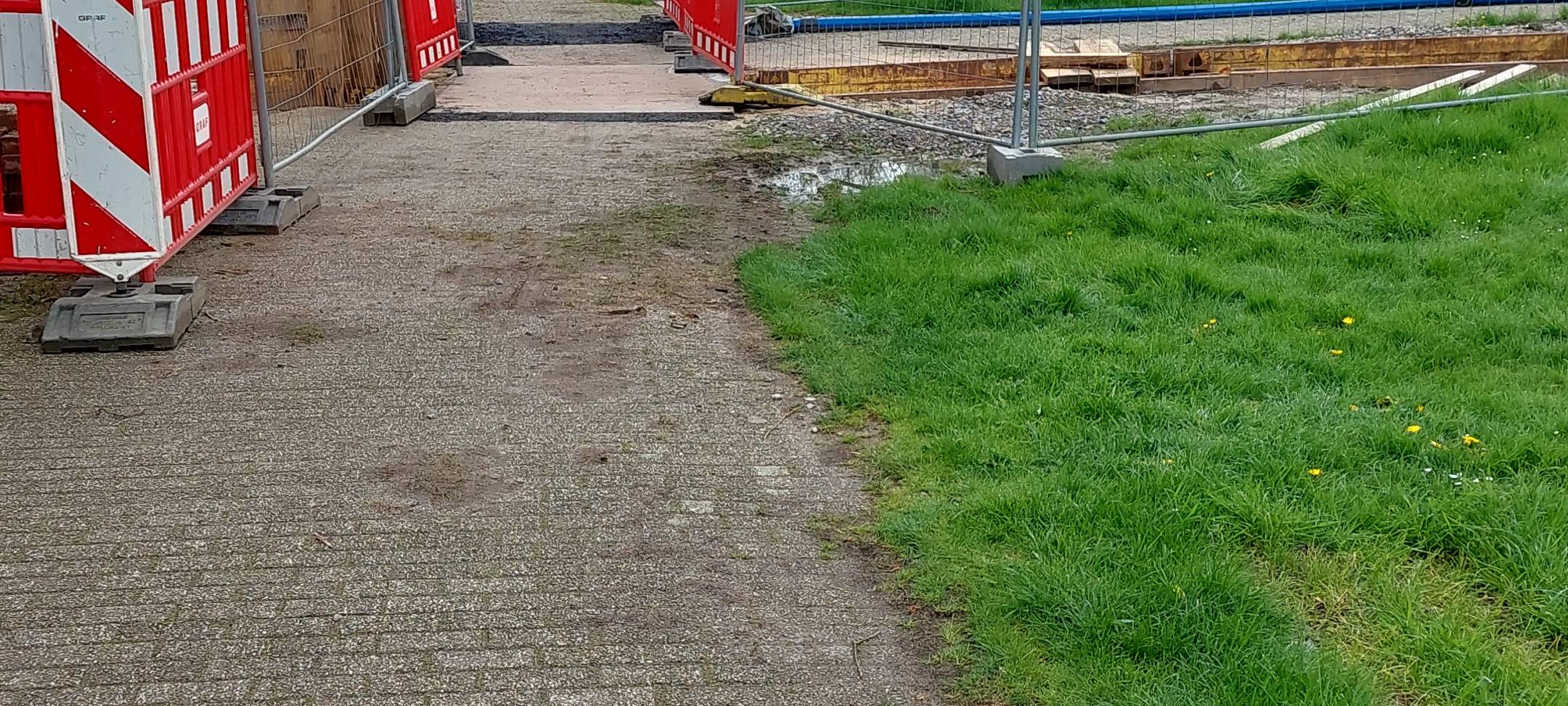 Ratingen: Fußgängerbrücke über Baustelle aufgestellt