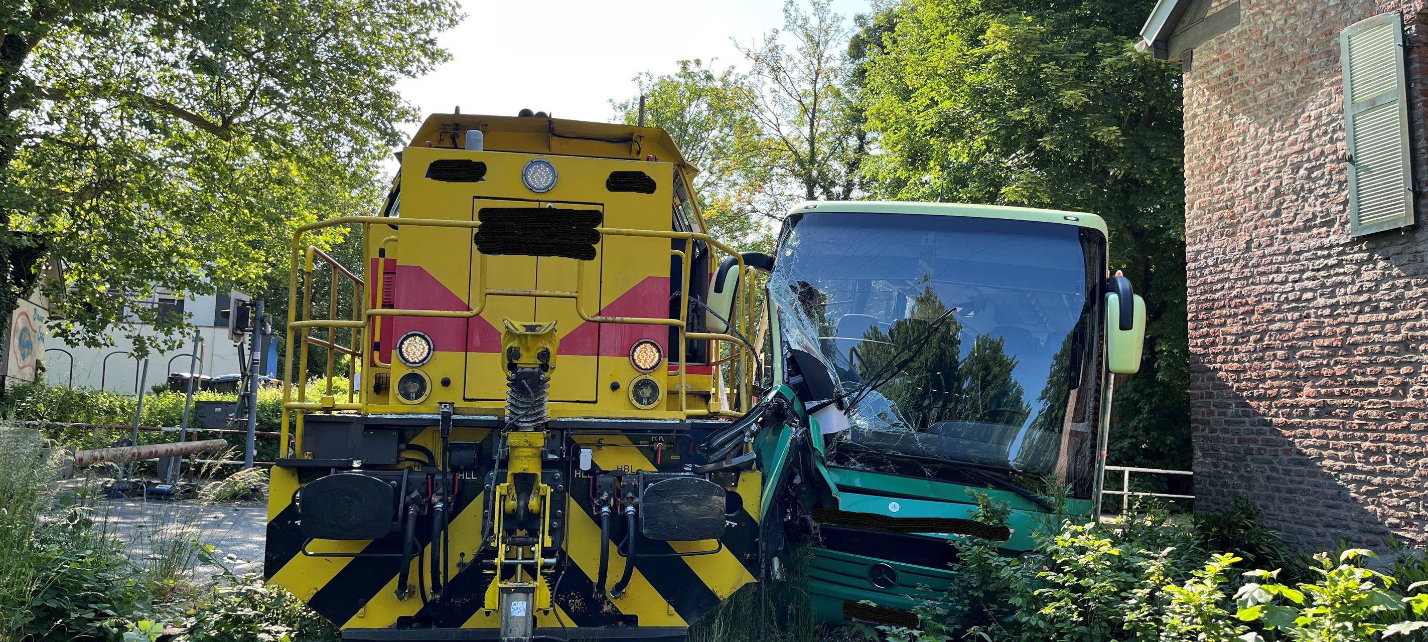 Güterzug kollidiert mit Reisebus