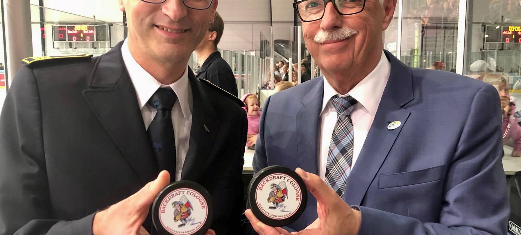 Ratingens Feuerwehrchef René Schubert (links) und Landrat Thomas Hendele (rechts)