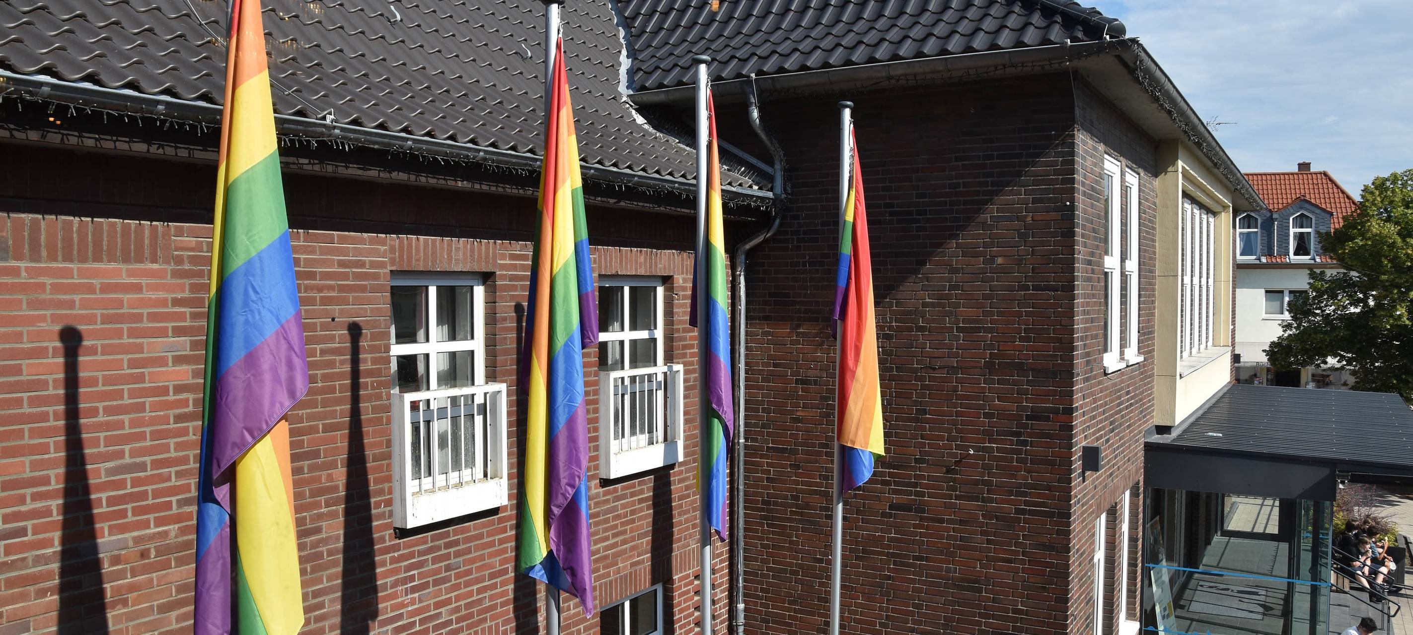 Monheim hisst Regenbogenfahnen