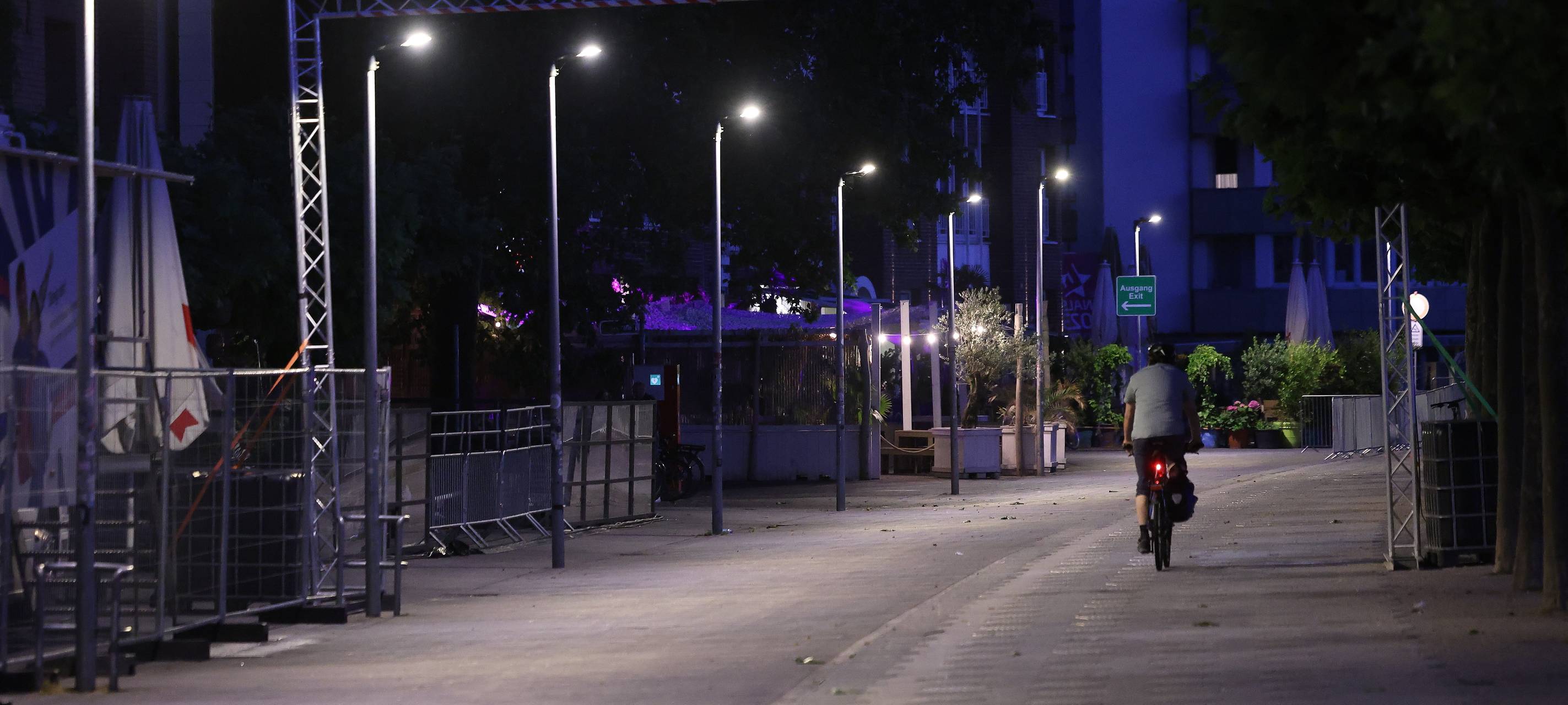 Die Beleuchtung am Alten Hafen und entlang der Rheinuferpromenade ist so konzipiert, dass sie bei Bedarf von Einsatzkräften in der Helligkeit variiert werden kann.