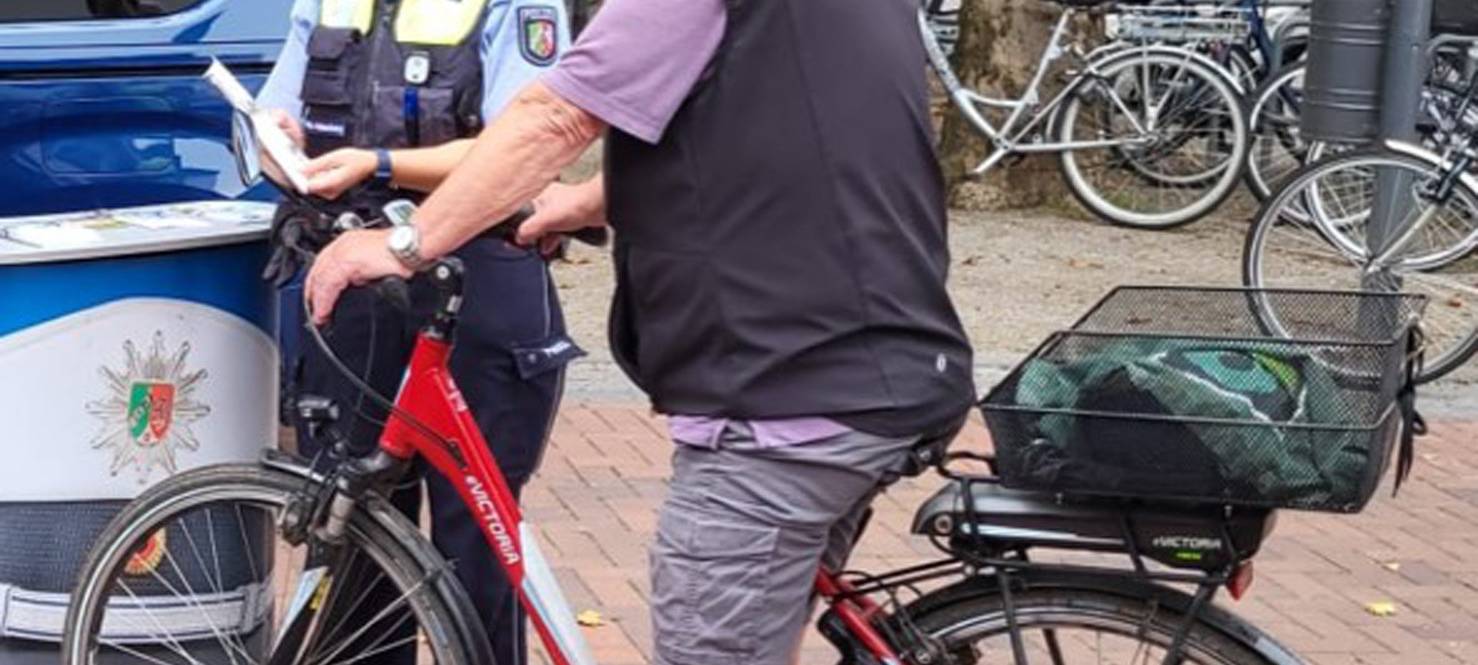 Polizeihauptkommissarin Simone Hakenberg von der Verkehrssicherheitsberatung im Bürgergespräch.