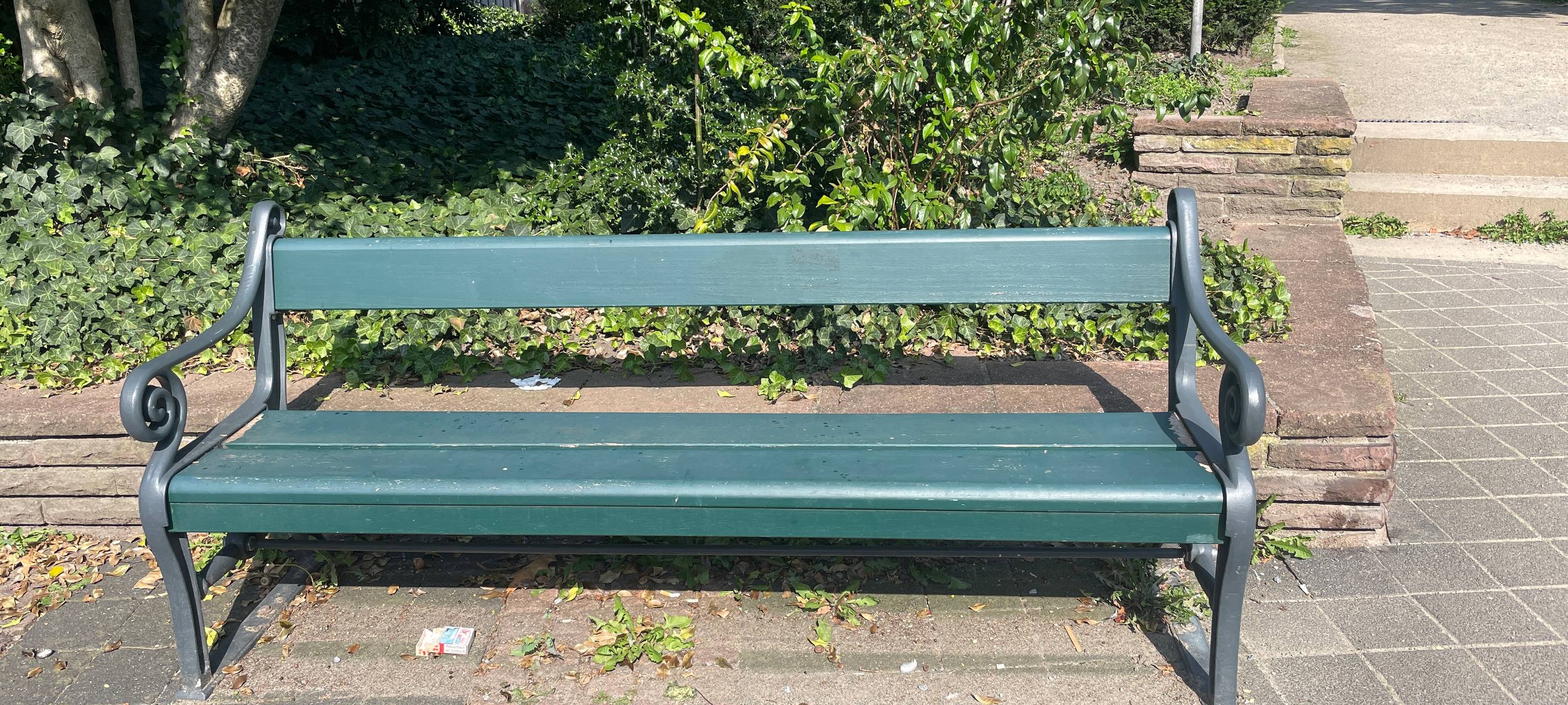 Neuer Lack für alte Bänke