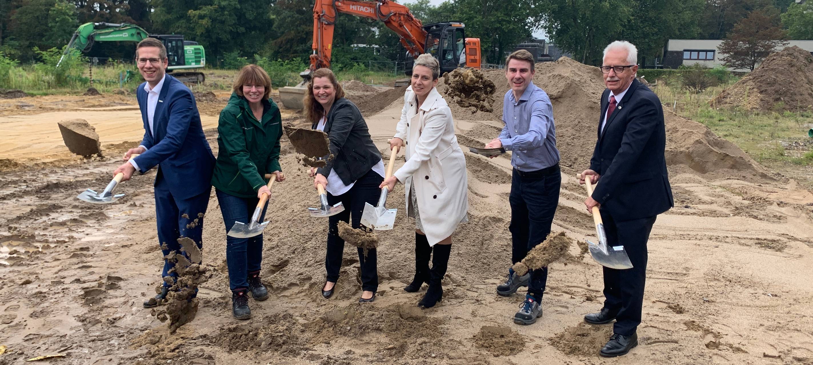 (v.l.) Bürgermeister Christoph Schultz, Ute van Thiel (Projektleiterin Stadt Erkrath), Grundschulleiterin Nina Crescenzi, Förderschulleiterin Christine Schub, Jan Neubert (Projektleiter Kreis Mettmann), Landrat Thomas Hendele