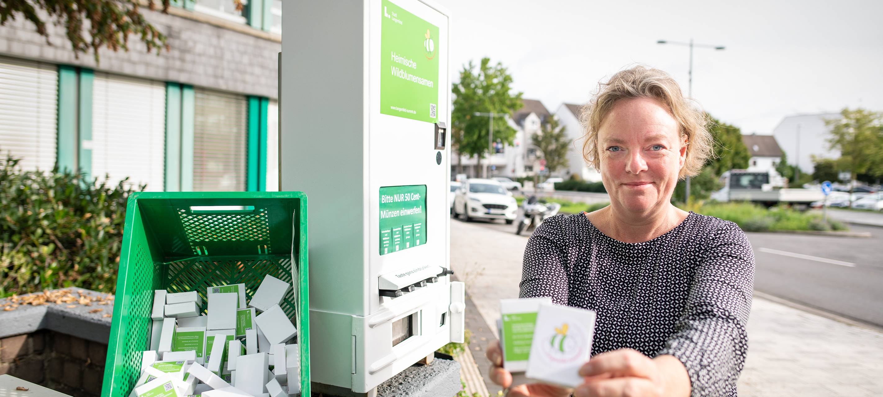 Verena Wagner vom Langenfelder Klimaschutz-Team hat die Saatgutautomaten frisch befüllt