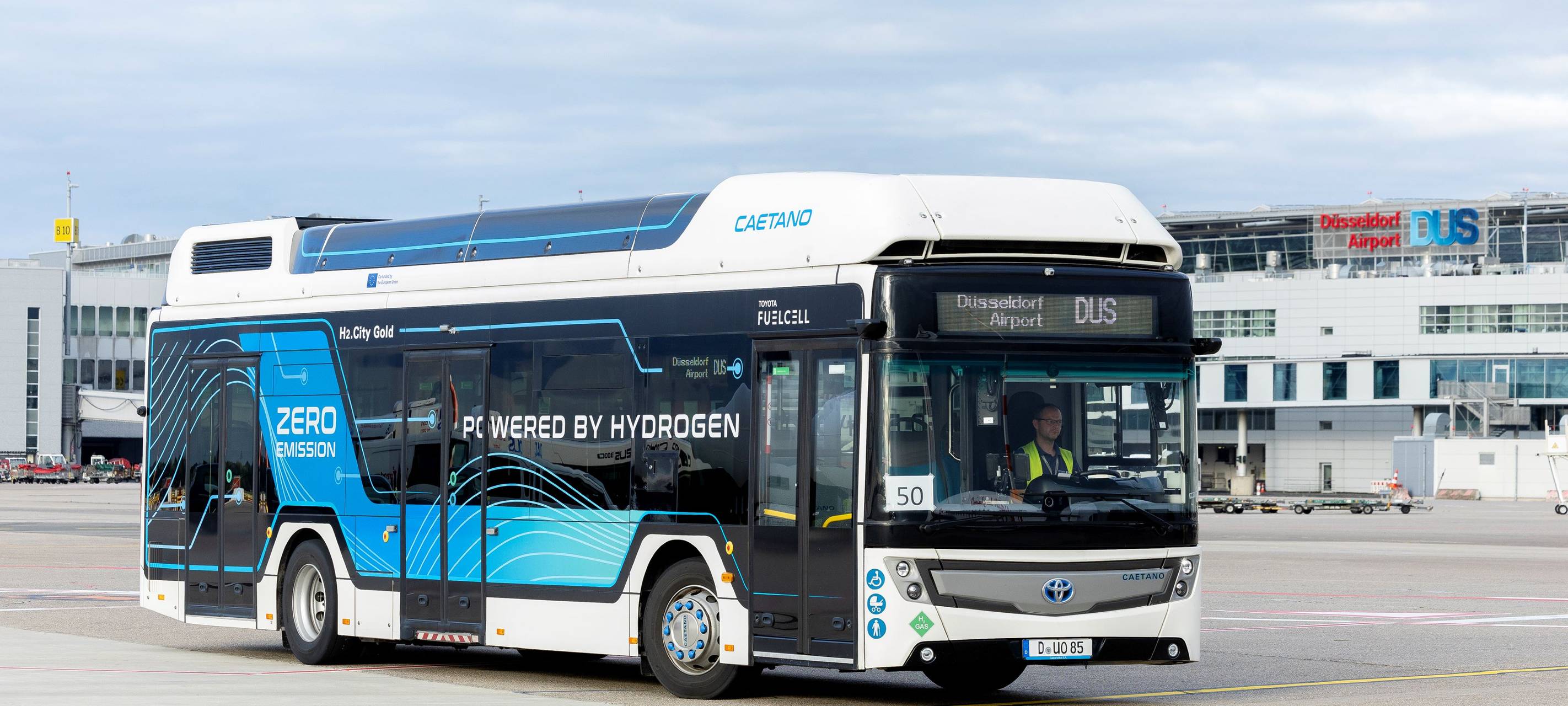 Der Wasserstoffbus „H2.City Gold“ im Einsatz auf dem Vorfeld des Düsseldorfer Airports