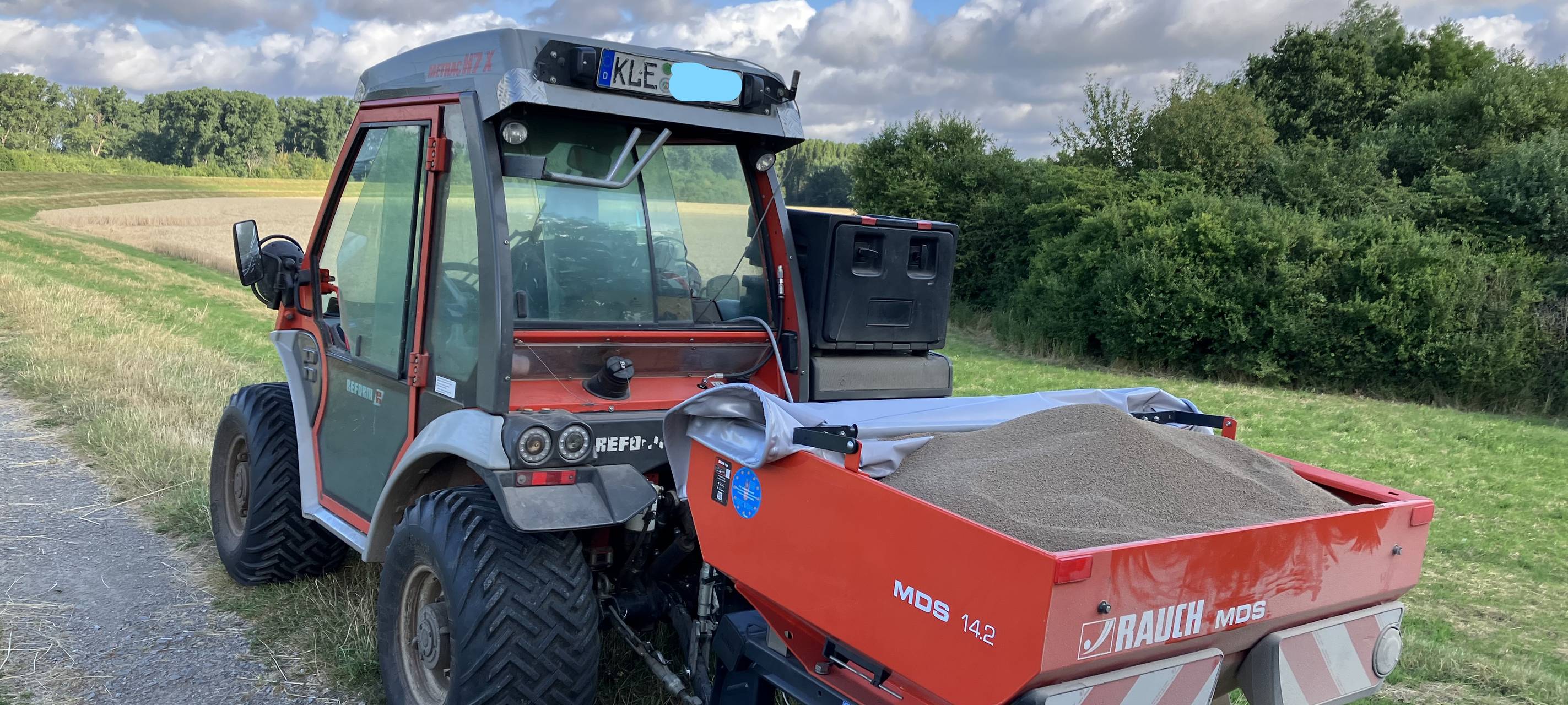 Rheindeich in Monheim wird gedüngt