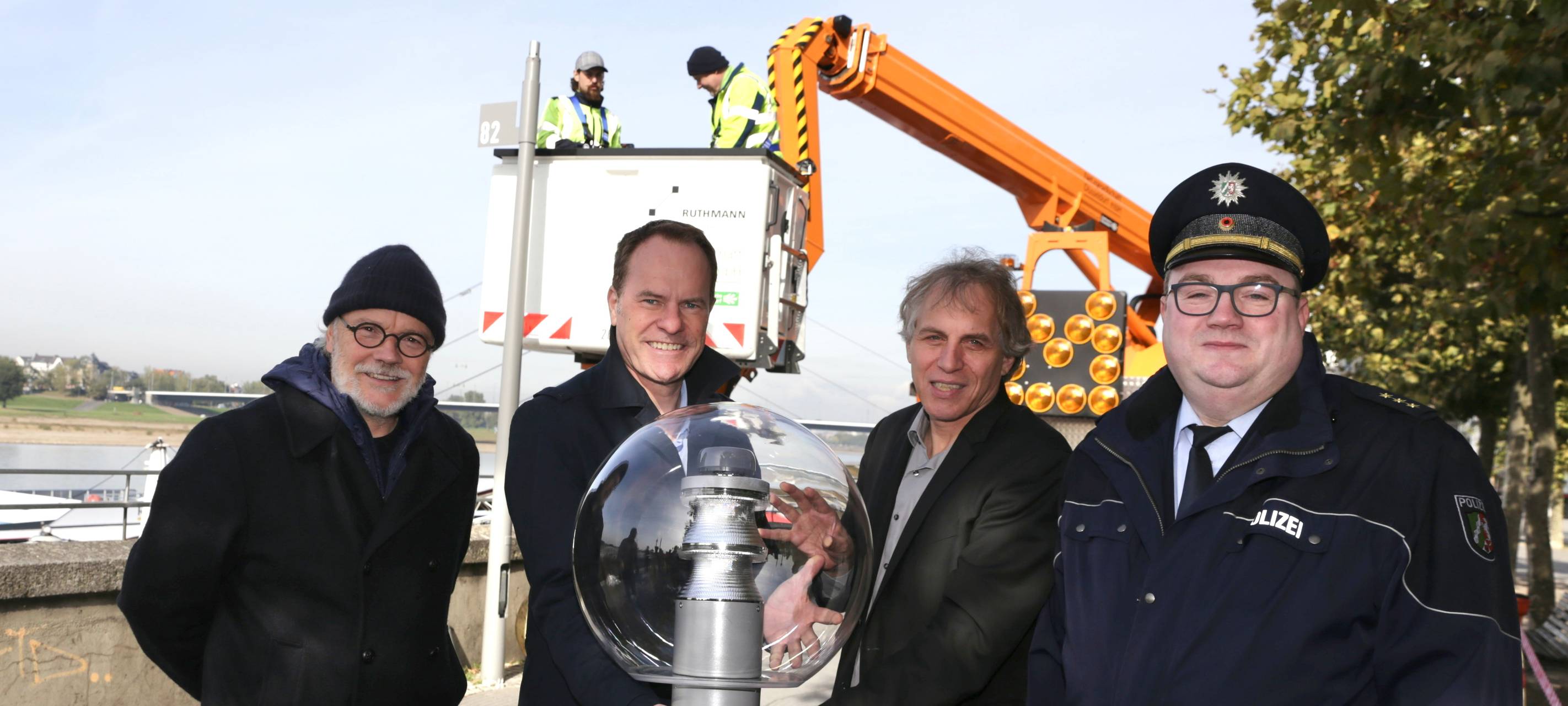 Düsseldorf tauscht Leuchten am Rheinufer aus