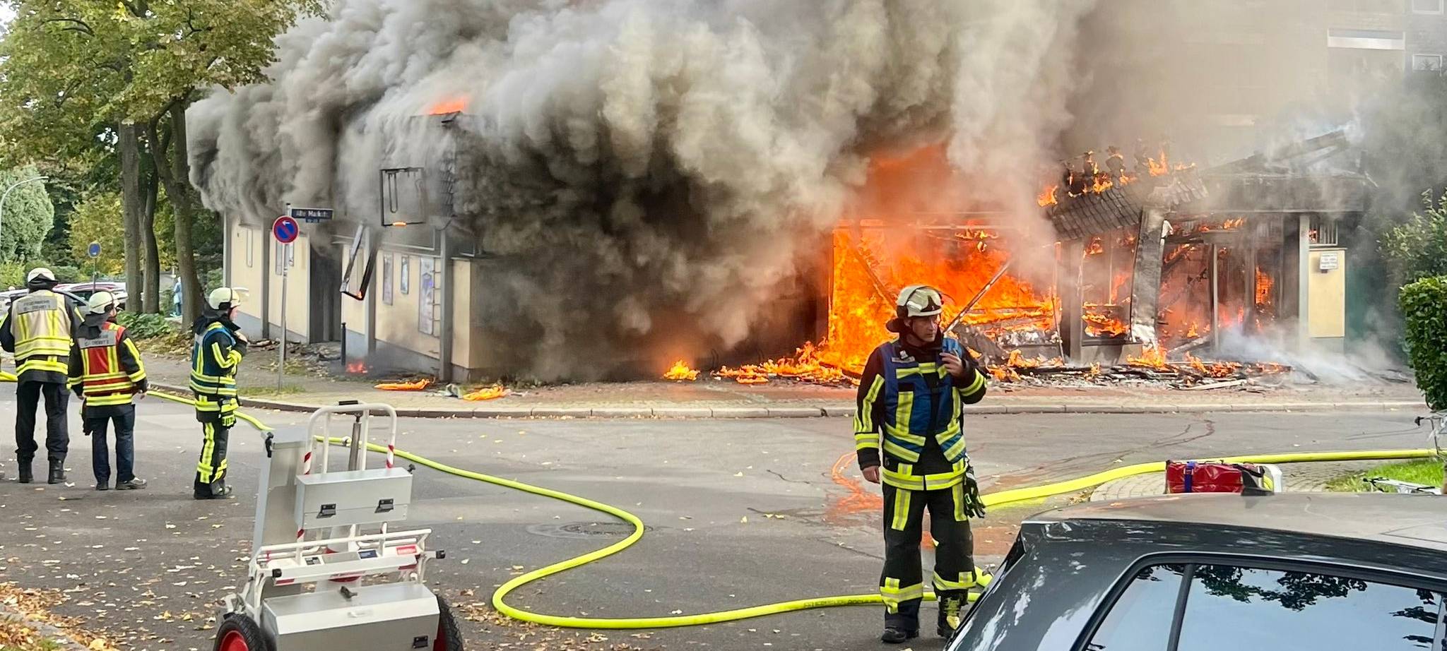 Rauchwolke über Velbert: Großer Feuerwehreinsatz in Bochum