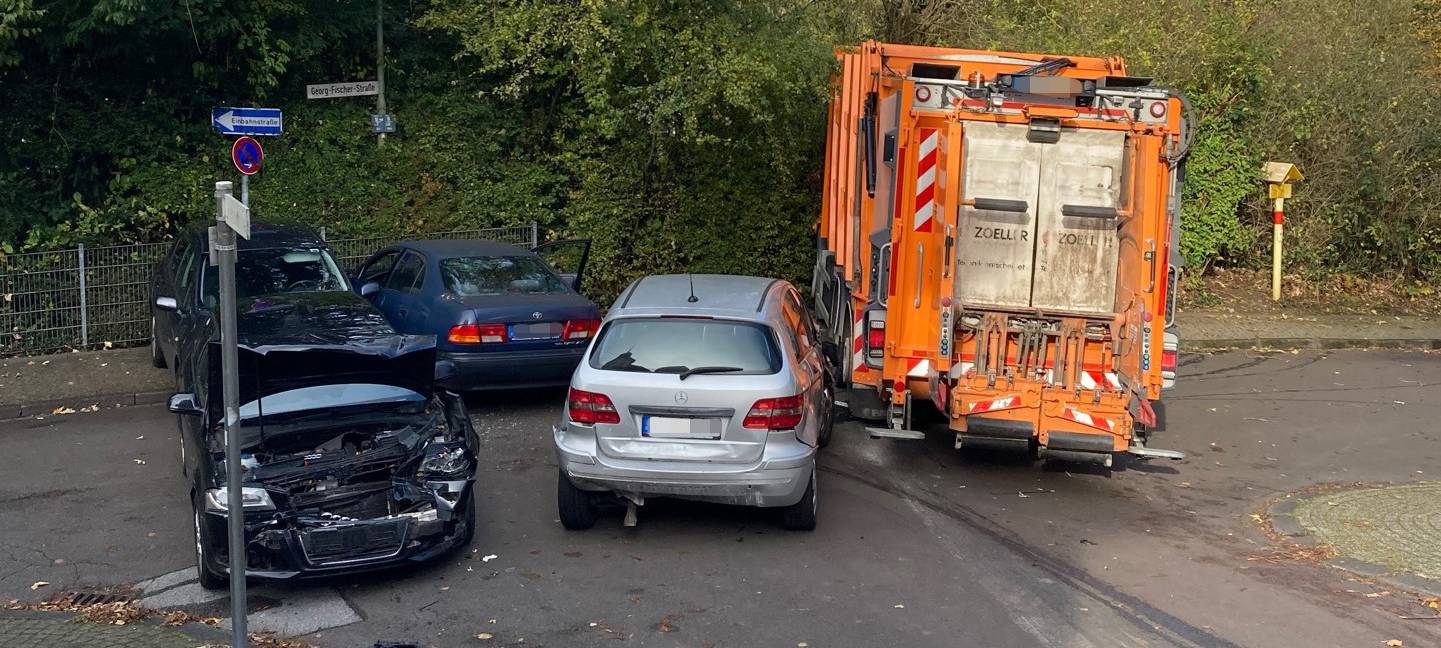 Müllwagen in Mettmann beschädigt viele geparkte Autos