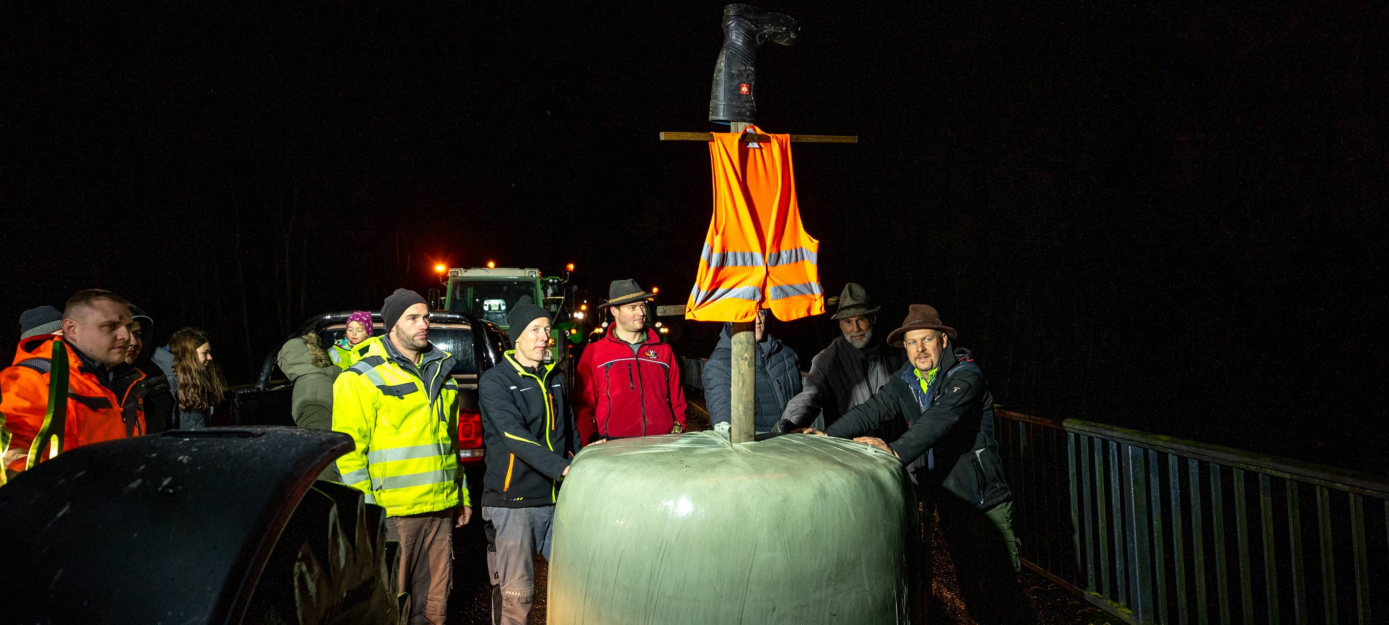 Landwirte im Kreis Mettmann protestieren auf Autobahnbrücken