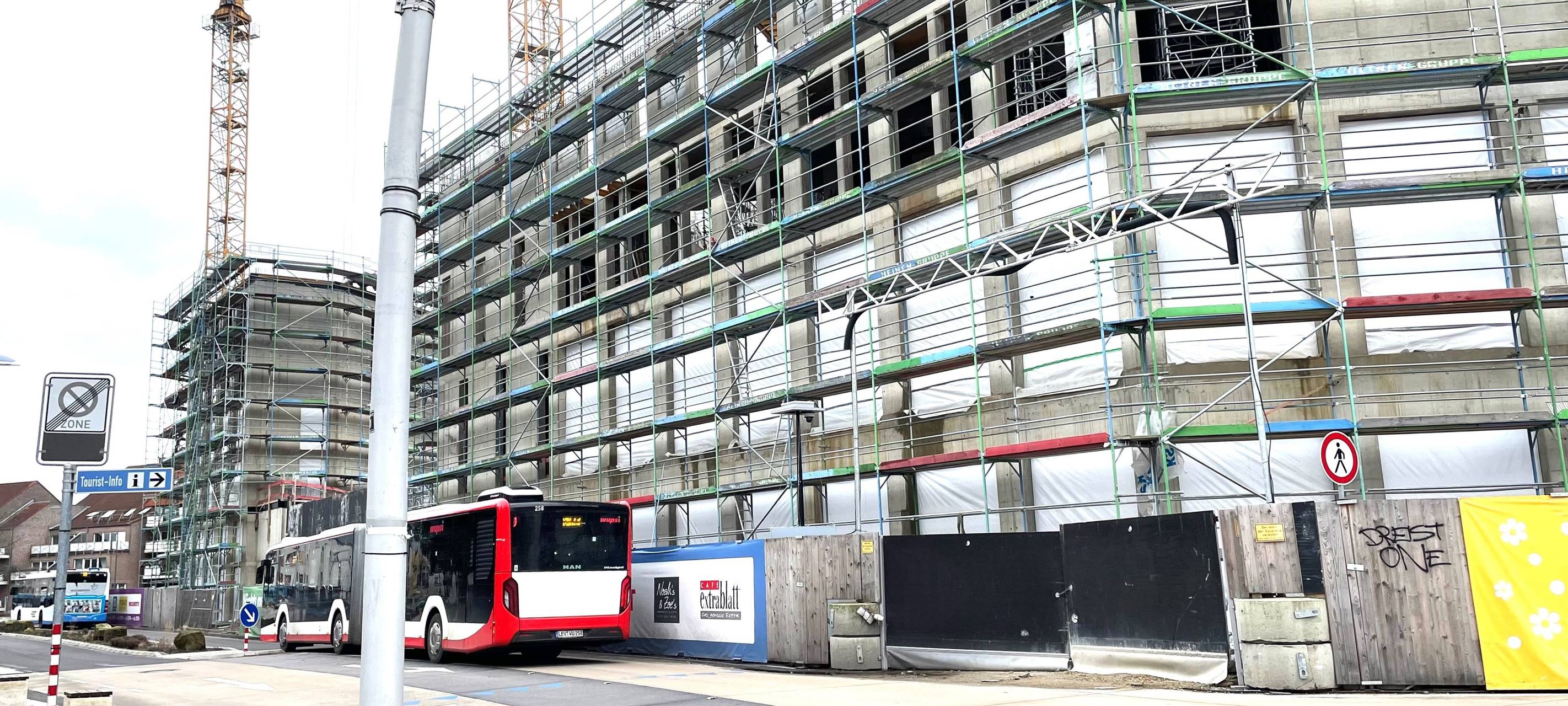 Monheim: Baukran-Abtransport sorgt für ÖPNV-Probleme