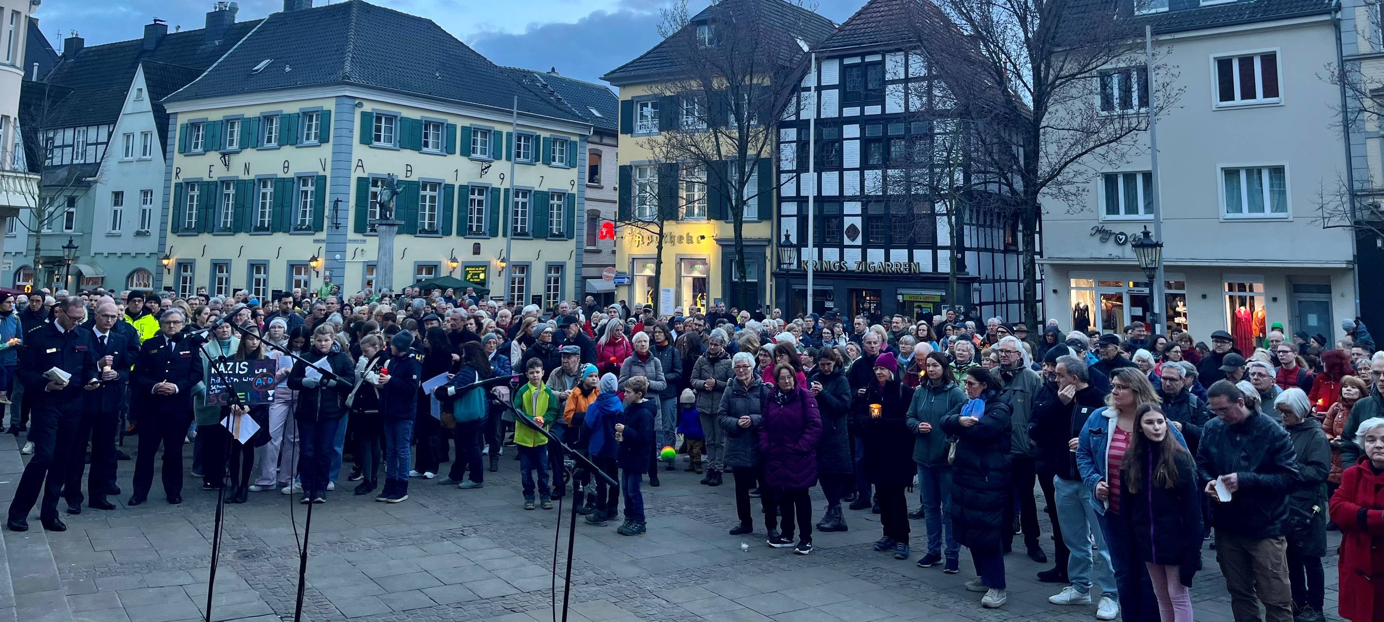 Böller und Hitlergruß bei Lichterkette in Ratingen